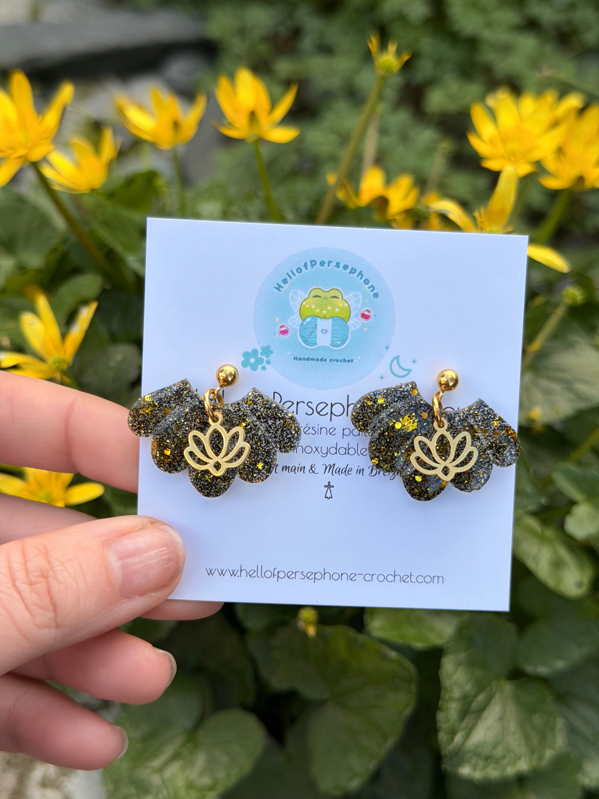 Boucles d'oreilles pendantes Fleurs de Lotus en Résine Paillettes Noir et Or et Acier Inoxydable Fait Main pour Femme