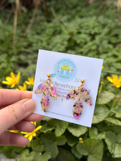 Boucles d'Oreilles Pendantes motif Feuilles en Résine Paillettes Multicolores et Acier Inoxydable - Bijoux Artisanaux