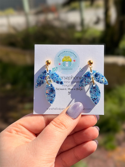 Boucles d'Oreilles Pendantes motif Feuilles en Résine Paillettes Bleu Or Rose et Acier Inoxydable - Bijoux Artisanaux