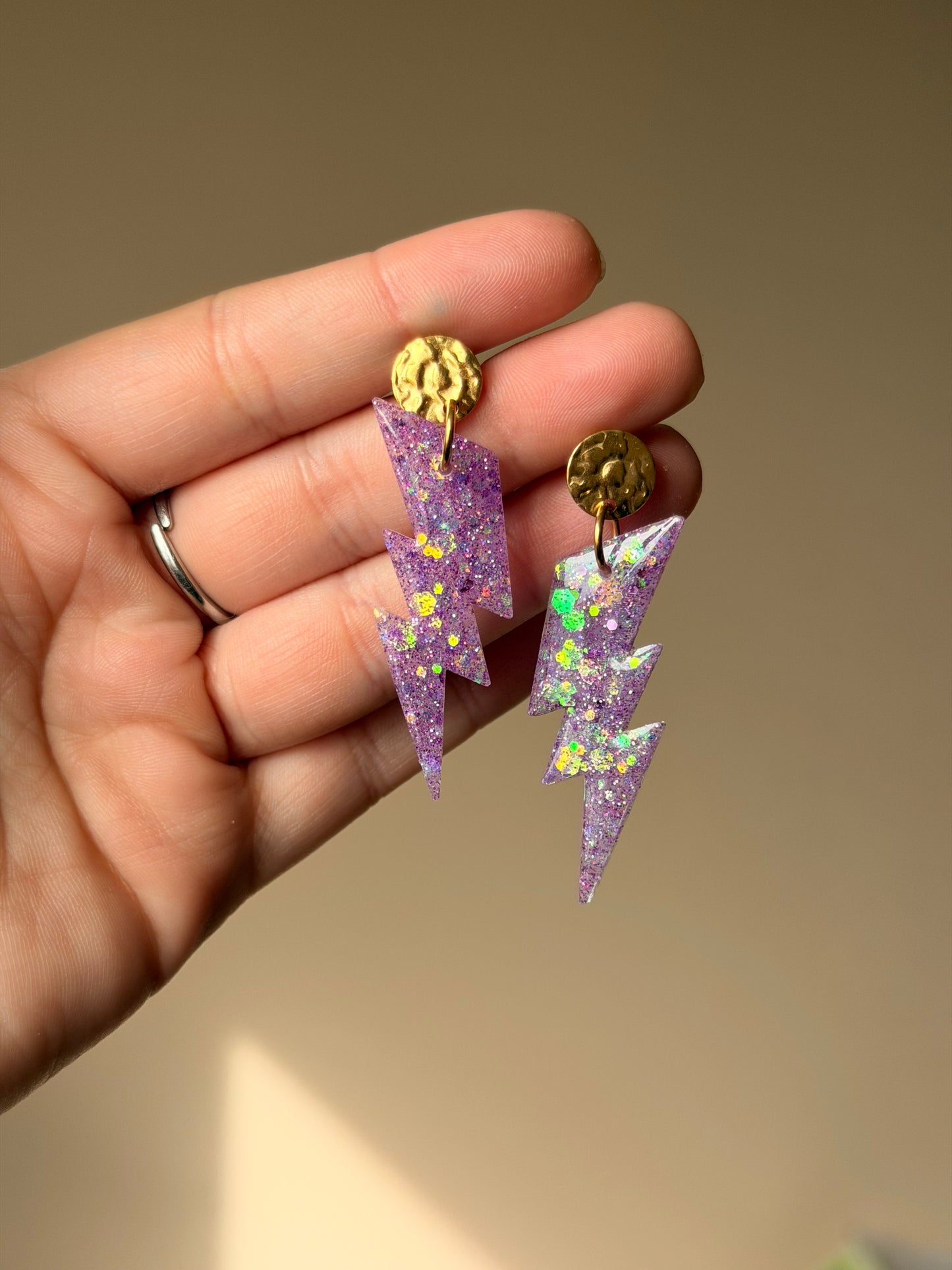 Boucles d'Oreilles Pendantes Éclair en Résine et Acier Inoxydable pour Femme.


Découvrez l'élégance intemporelle avec ces boucles d'oreilles en acier inoxydable doré de haute qualité, ornées de leurs pétillants éclairs réalisés à la main en résine UV. Ces anneaux en acier inoxydable doré allient le raffinement du métal précieux à la touche de nature avec ses beaux éclairs.