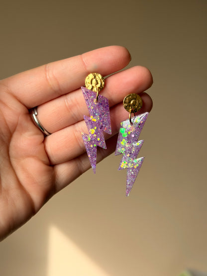 Boucles d'Oreilles Pendantes Éclair en Résine et Acier Inoxydable pour Femme.


Découvrez l'élégance intemporelle avec ces boucles d'oreilles en acier inoxydable doré de haute qualité, ornées de leurs pétillants éclairs réalisés à la main en résine UV. Ces anneaux en acier inoxydable doré allient le raffinement du métal précieux à la touche de nature avec ses beaux éclairs.