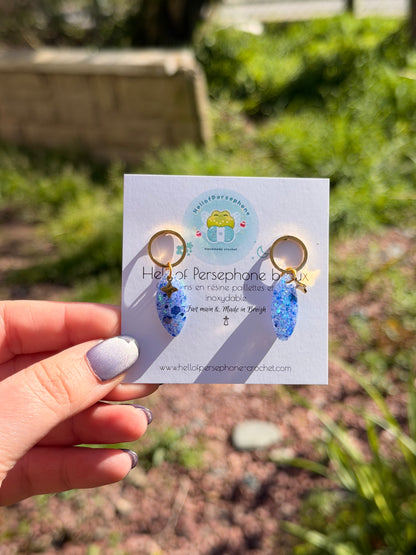 Boucles d'oreilles pendantes Gouttes en Résine Paillettes Bleues et Acier Inoxydable Fait Main pour Femme
Ajoutez l'élégance délicate et pleine de poésie avec ces magnifiques boucles d'oreilles pendantes en forme de gouttes, spécialement conçues pour sublimer vos oreilles et votre style unique.