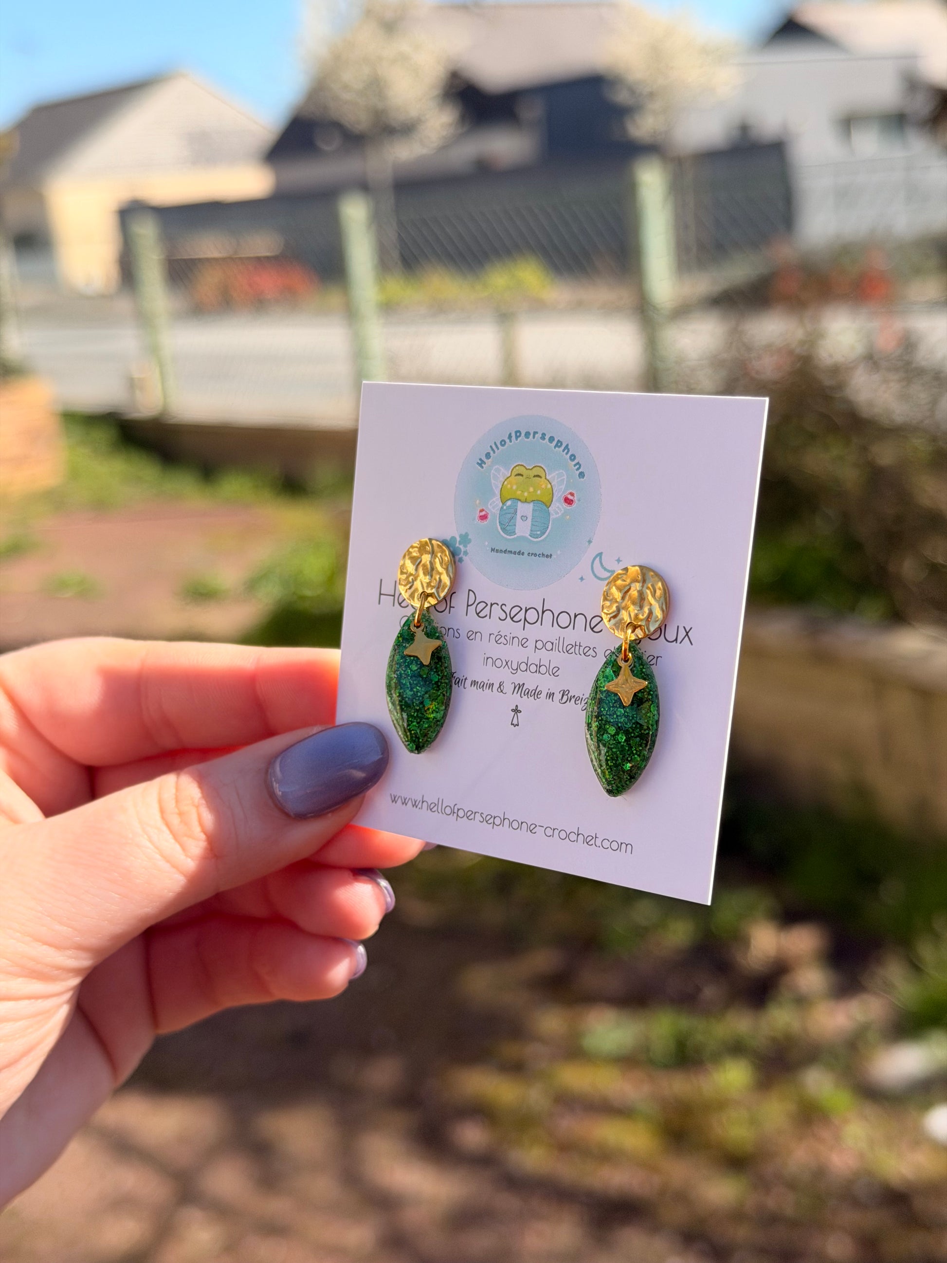 Boucles d'oreilles pendantes Gouttes en Résine Paillettes Vertes et Acier Inoxydable Fait Main pour Femme
Ajoutez l'élégance délicate et pleine de poésie avec ces magnifiques boucles d'oreilles pendantes en forme de gouttes, spécialement conçues pour sublimer vos oreilles et votre style unique.