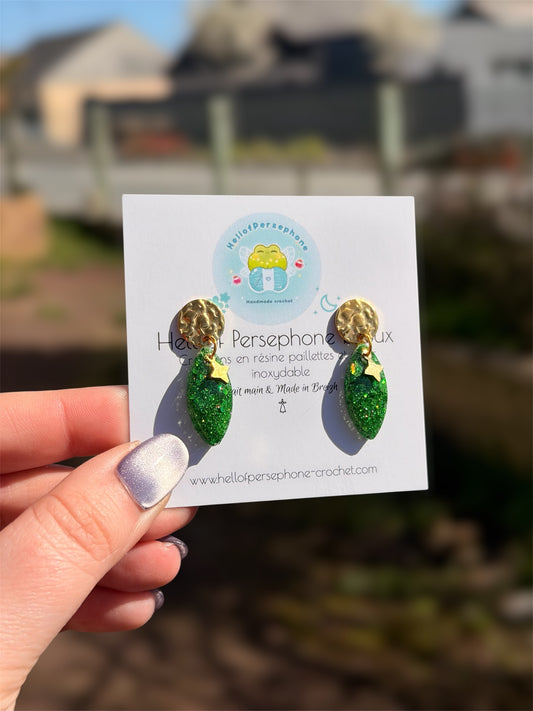 Boucles d'oreilles pendantes Gouttes en Résine Paillettes Vertes et Acier Inoxydable Fait Main pour Femme
Ajoutez l'élégance délicate et pleine de poésie avec ces magnifiques boucles d'oreilles pendantes en forme de gouttes, spécialement conçues pour sublimer vos oreilles et votre style unique.