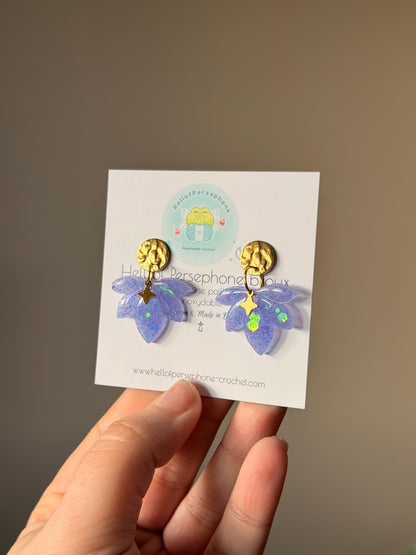 boucles d'oreilles avec pendentif fleurs en résine et paillettes de couleur lilas mauve, boucles d'oreilles entièrement fait main avec amour et en acier inoxydable pour les oreilles sensibles