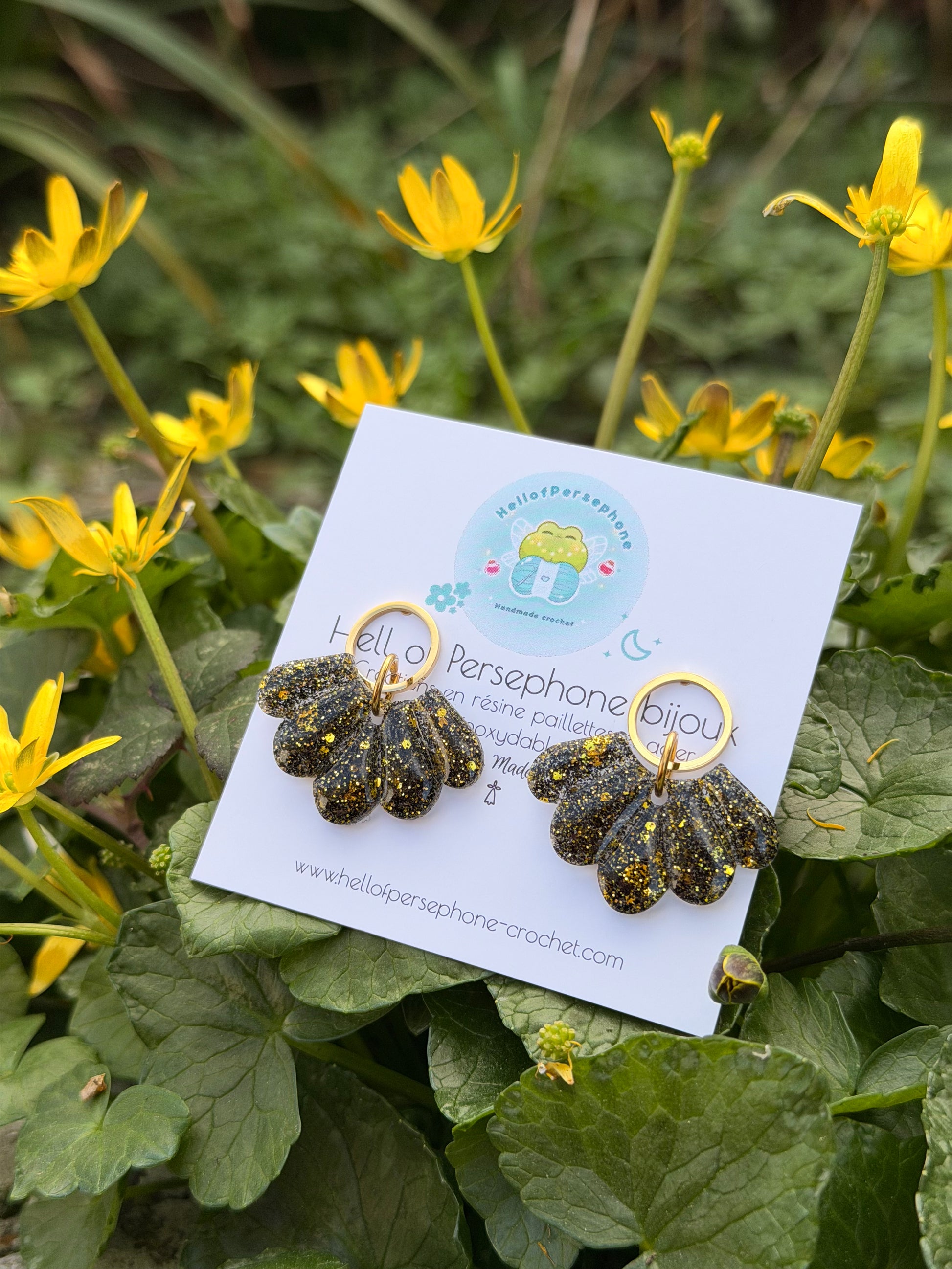 Boucles d'oreilles pendantes Fleurs de Lotus en Résine Paillettes Noir et Or et Acier Inoxydable Fait Main pour Femme