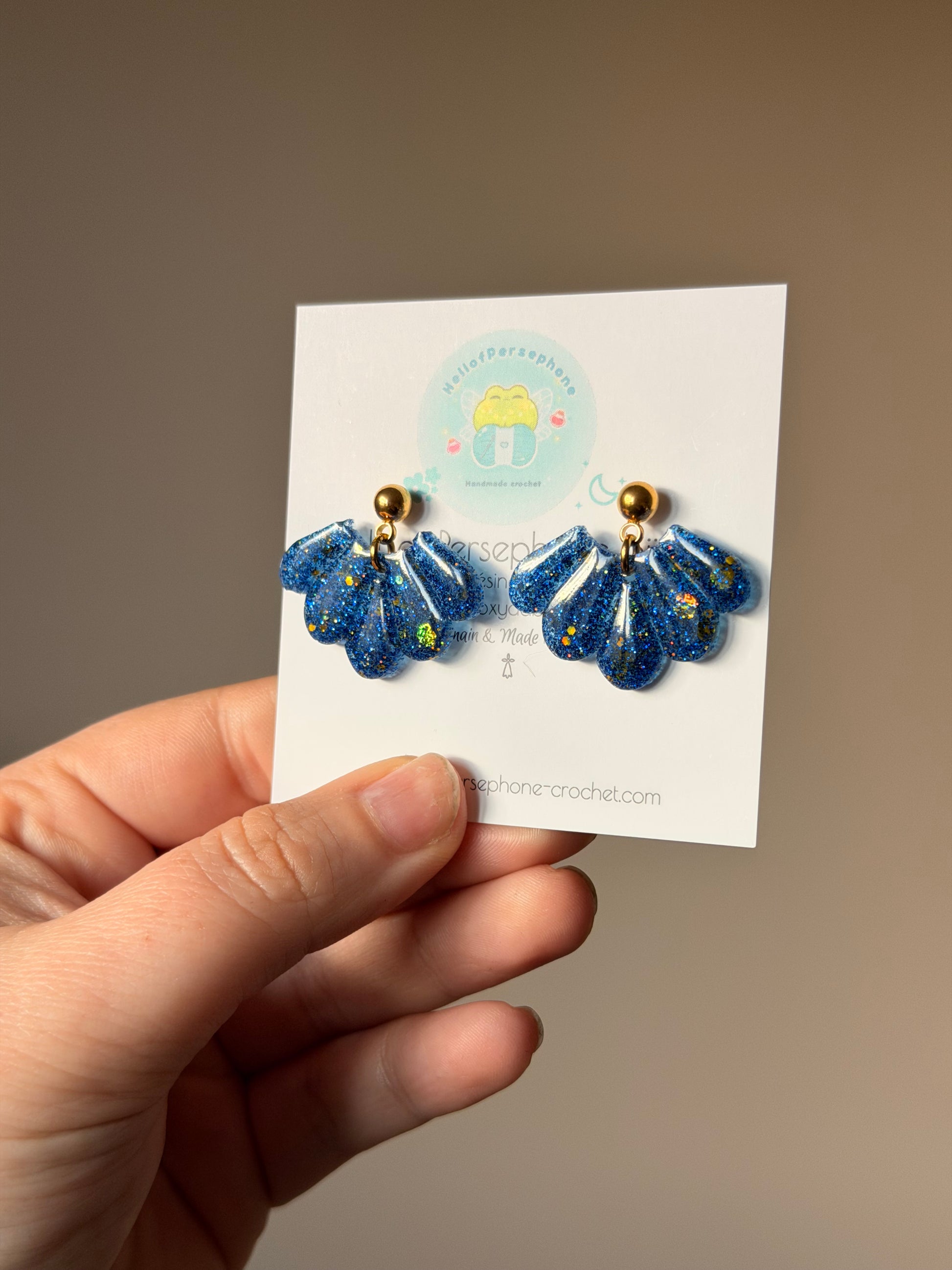 boucles d'oreilles avec pendentif fleur de lotus en résine et paillettes de couleur bleu et or, boucles d'oreilles entièrement fait main avec amour et en acier inoxydable pour les oreilles sensibles