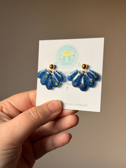 boucles d'oreilles avec pendentif fleur de lotus en résine et paillettes de couleur bleu et or, boucles d'oreilles entièrement fait main avec amour et en acier inoxydable pour les oreilles sensibles