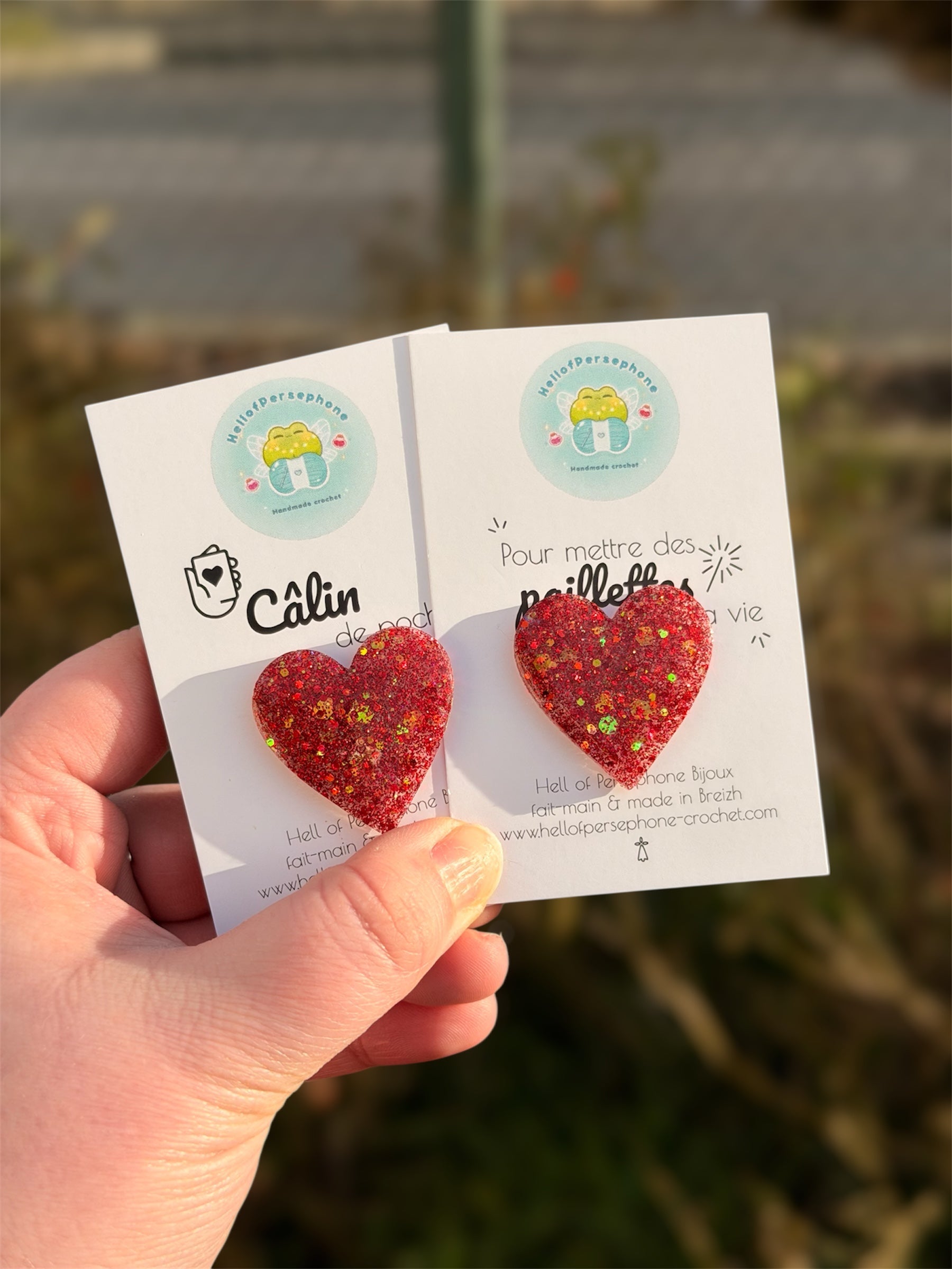 Ajoute une note de poésie et d’amour à ton look avec ce joli pin’s cœur&nbsp;en résine et paillettes, entièrement réalisée à la main dans mon petit atelier. Chaque pièce est unique : coulée en résine UV transparente et agrémentée de paillettes scintillantes, elle capte la lumière et attire les regards.
