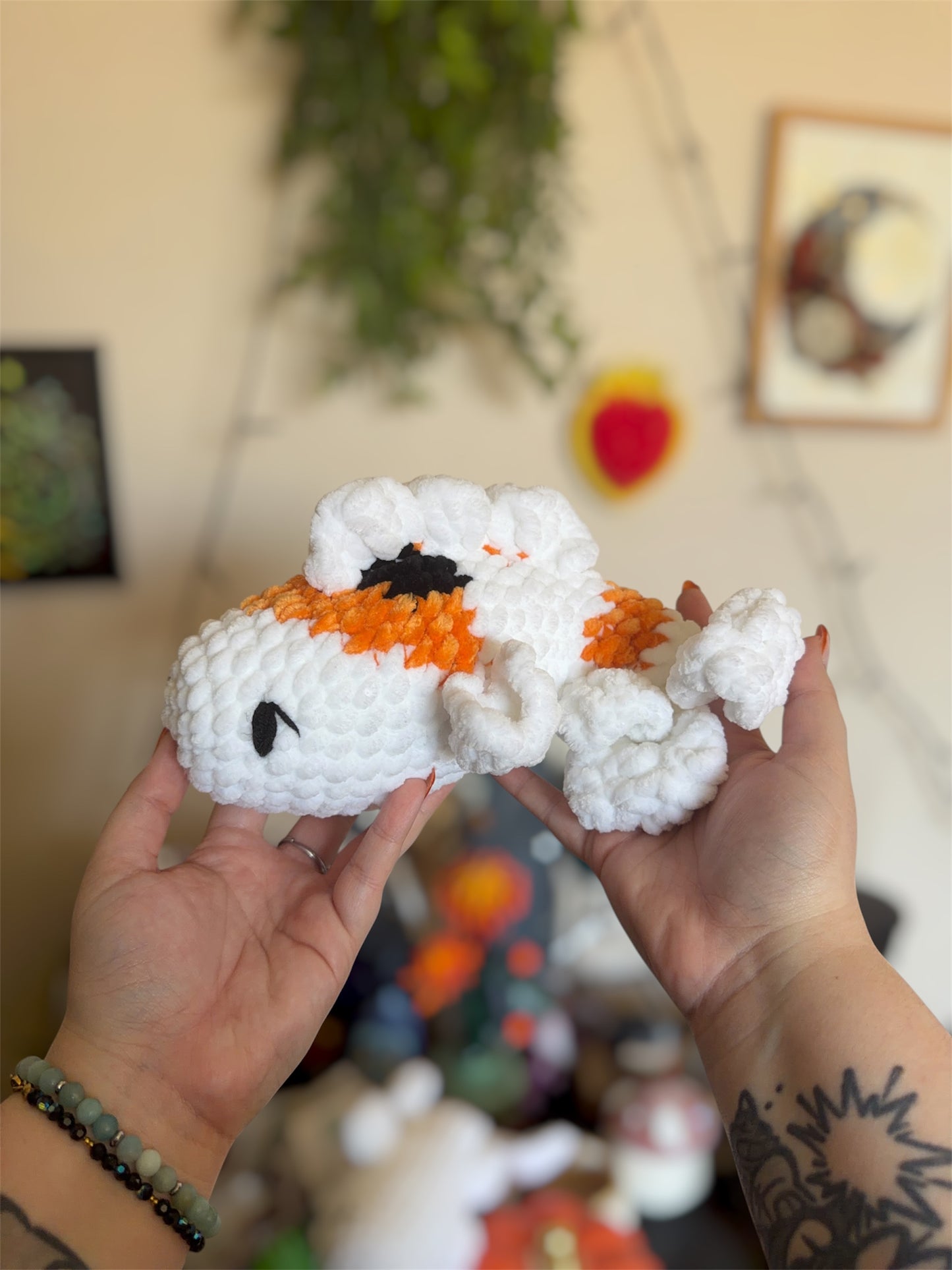 Peluche carpe koi en crochet, amigurumi poisson carpe koi en crochet fait main

Adopte ta peluche carpe-koi en crochet ! Amigurumi 100% fait main, chaque pièce est crochetée avec soin, dans un fil chenille doux et certifié Oeko-Tex. Ce compagnon des rivières japonaises ajoutera une touche d’originalité et de douceur à votre collection de peluches. 🧸

Idéal comme cadeau fait main, il séduira aussi bien les amateurs de créations kawaii que les fans du Japon.