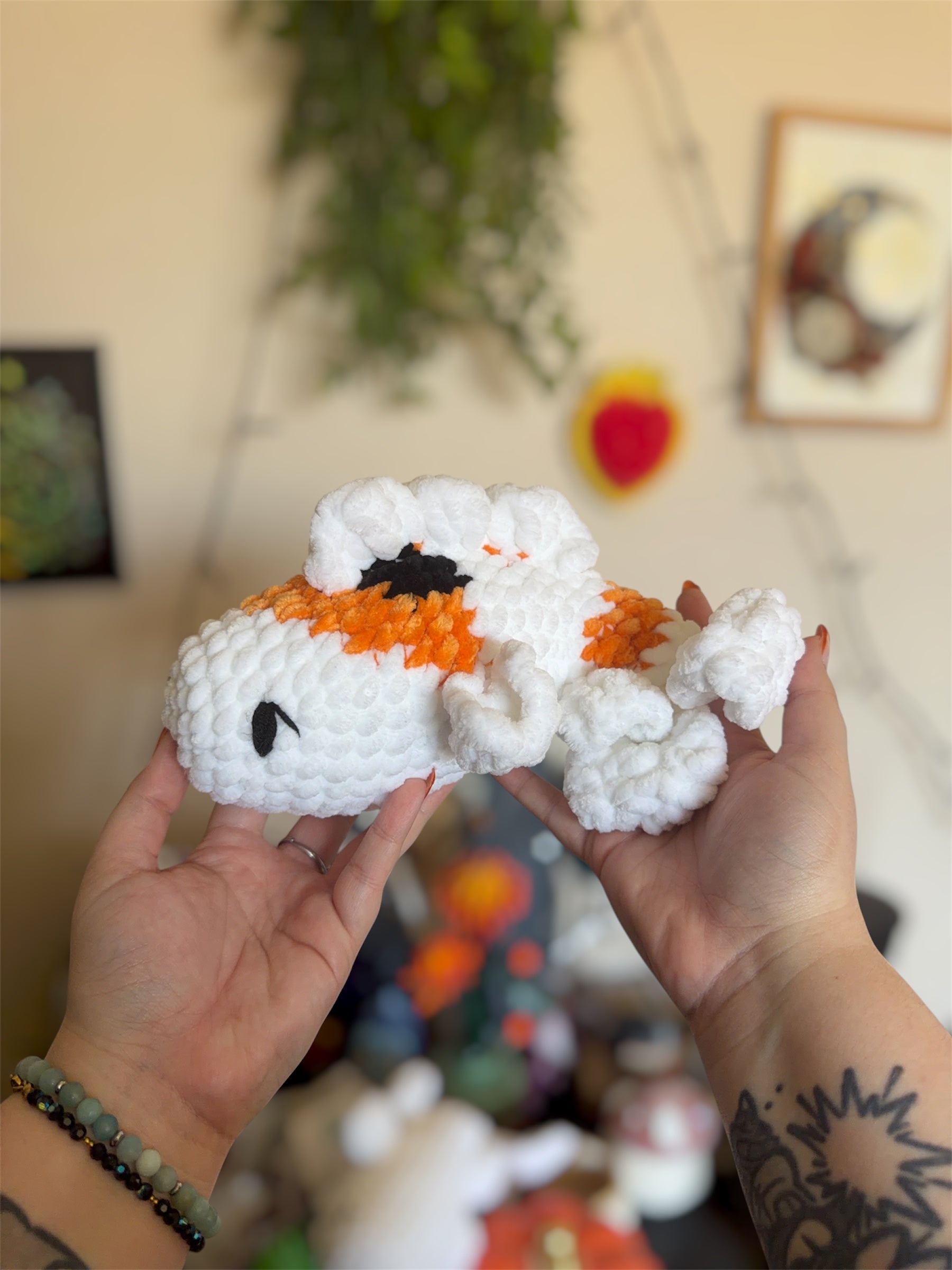 Peluche carpe koi en crochet, amigurumi poisson carpe koi en crochet fait main

Adopte ta peluche carpe-koi en crochet ! Amigurumi 100% fait main, chaque pièce est crochetée avec soin, dans un fil chenille doux et certifié Oeko-Tex. Ce compagnon des rivières japonaises ajoutera une touche d’originalité et de douceur à votre collection de peluches. 🧸

Idéal comme cadeau fait main, il séduira aussi bien les amateurs de créations kawaii que les fans du Japon.