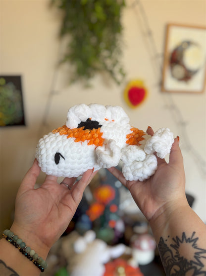 Peluche carpe koi en crochet, amigurumi poisson carpe koi en crochet fait main

Adopte ta peluche carpe-koi en crochet ! Amigurumi 100% fait main, chaque pièce est crochetée avec soin, dans un fil chenille doux et certifié Oeko-Tex. Ce compagnon des rivières japonaises ajoutera une touche d’originalité et de douceur à votre collection de peluches. 🧸

Idéal comme cadeau fait main, il séduira aussi bien les amateurs de créations kawaii que les fans du Japon.