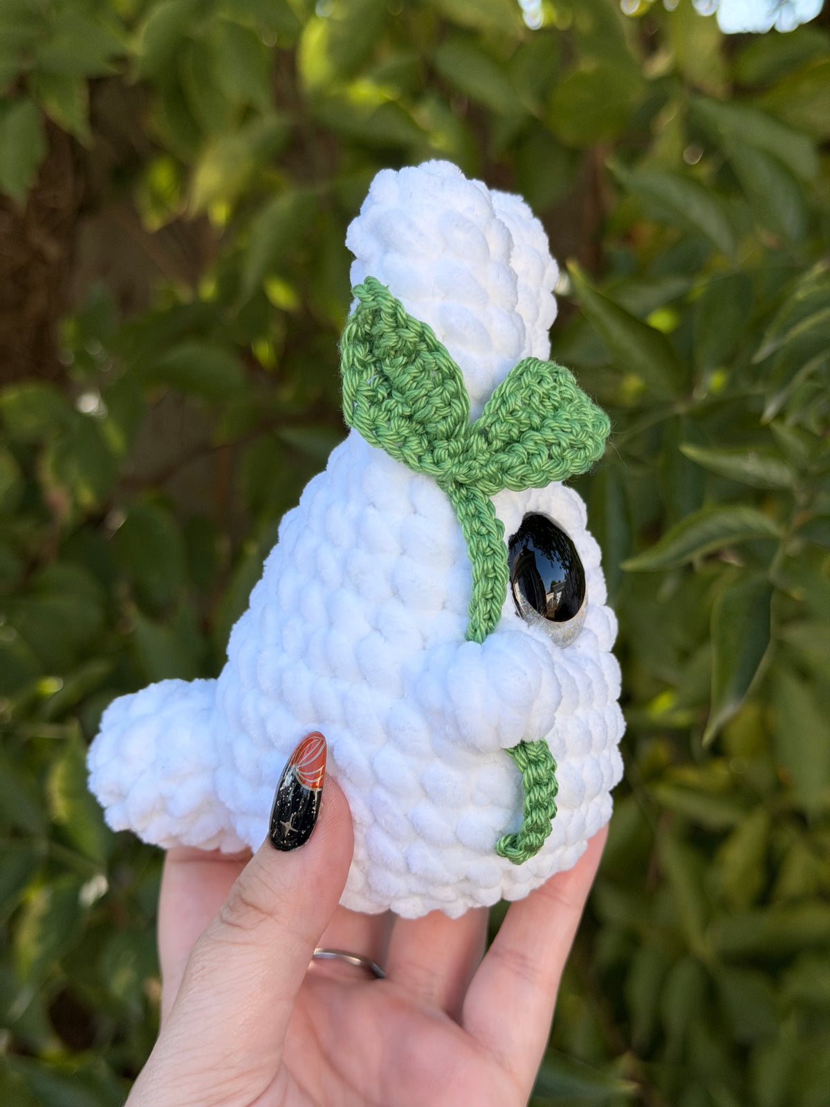 Chibi Totoro au crochet blanc avec feuille verte