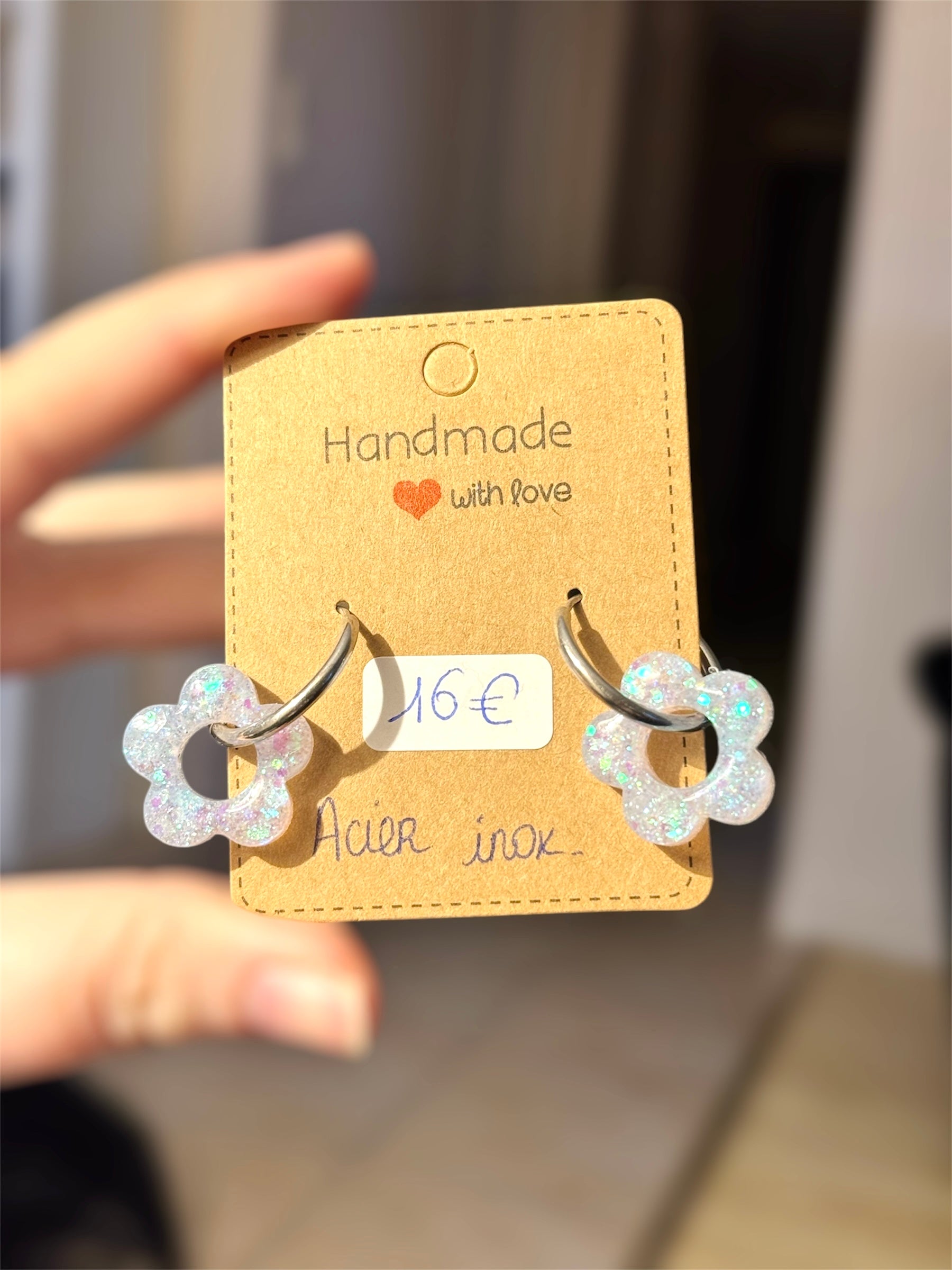creoles acier inoxydable argent fleurs resine et paillettes couleur blanc reflet rosé, boucles d'oreilles en acier chirurgical pour les oreilles sensibles, légères confortables et hypoallergéniques