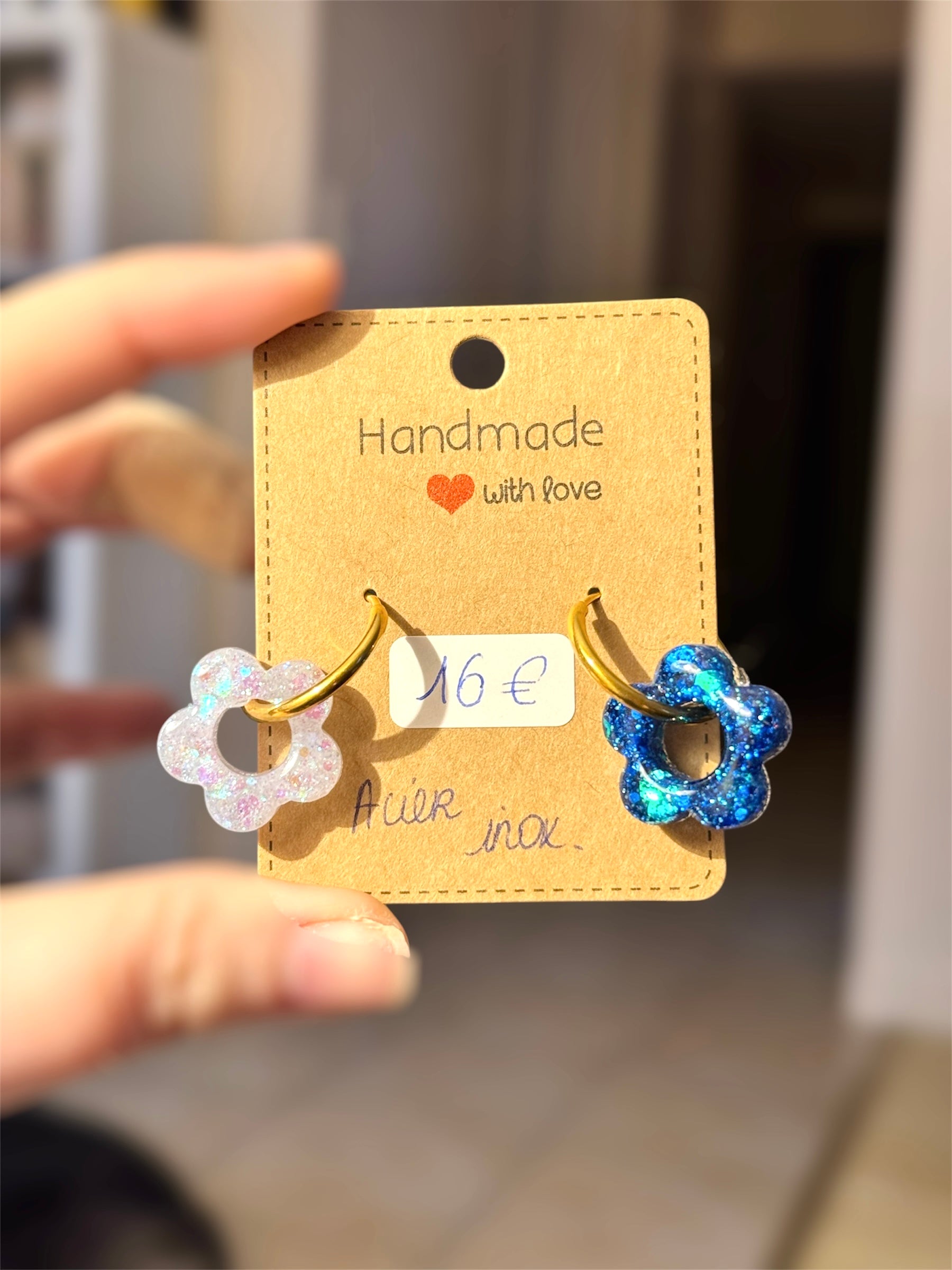 creoles acier inoxydable asymétriques or fleurs resine et paillettes couleur bleu et blanc reflet rosé, boucles d'oreilles en acier chirurgical pour les oreilles sensibles, légères confortables et hypoallergéniques
