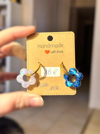 creoles acier inoxydable asymétriques or fleurs resine et paillettes couleur bleu et blanc reflet rosé, boucles d'oreilles en acier chirurgical pour les oreilles sensibles, légères confortables et hypoallergéniques