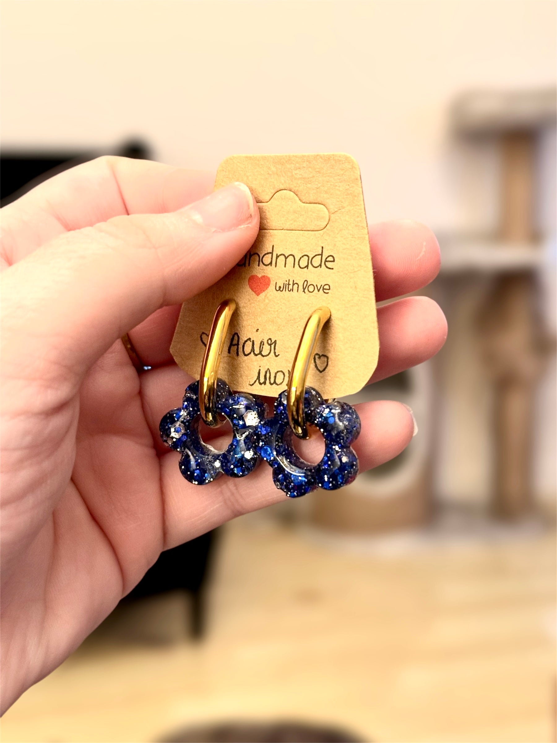creoles acier inoxydable fleurs resine et paillettes couleurs bleu et argent comme serdaigle dans harry potter, boucles d'oreilles en acier chirurgical pour les oreilles sensibles, légères confortables et hypoallergéniques