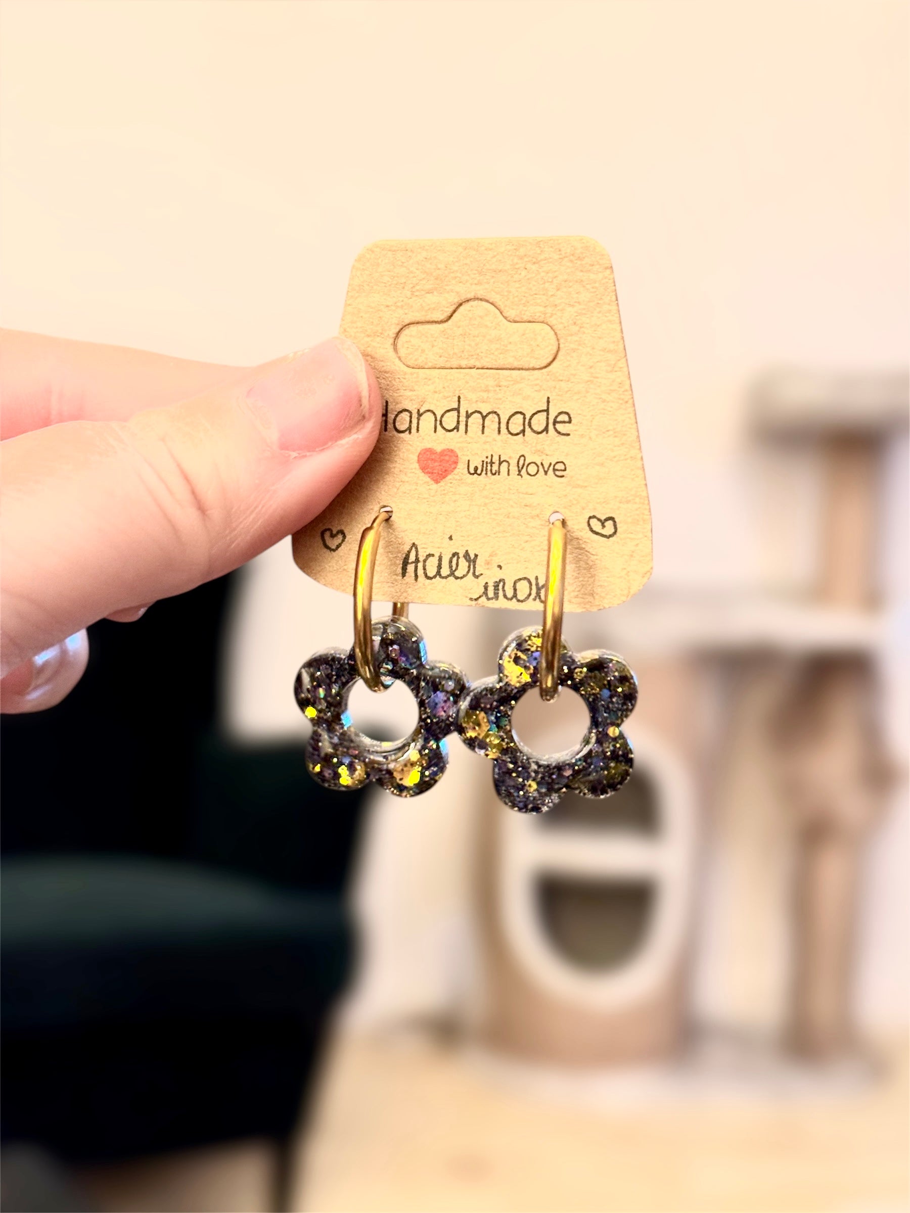 creoles acier inoxydable fleurs resine et paillettes couleurs noir et or, boucles d'oreilles en acier chirurgical pour les oreilles sensibles, légères confortables et hypoallergéniques