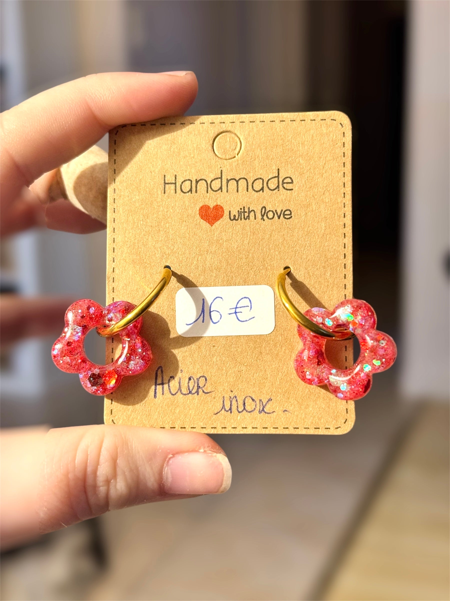 creoles acier inoxydable or fleurs resine et paillettes couleur rouge fraises, boucles d'oreilles en acier chirurgical pour les oreilles sensibles, légères confortables et hypoallergéniques