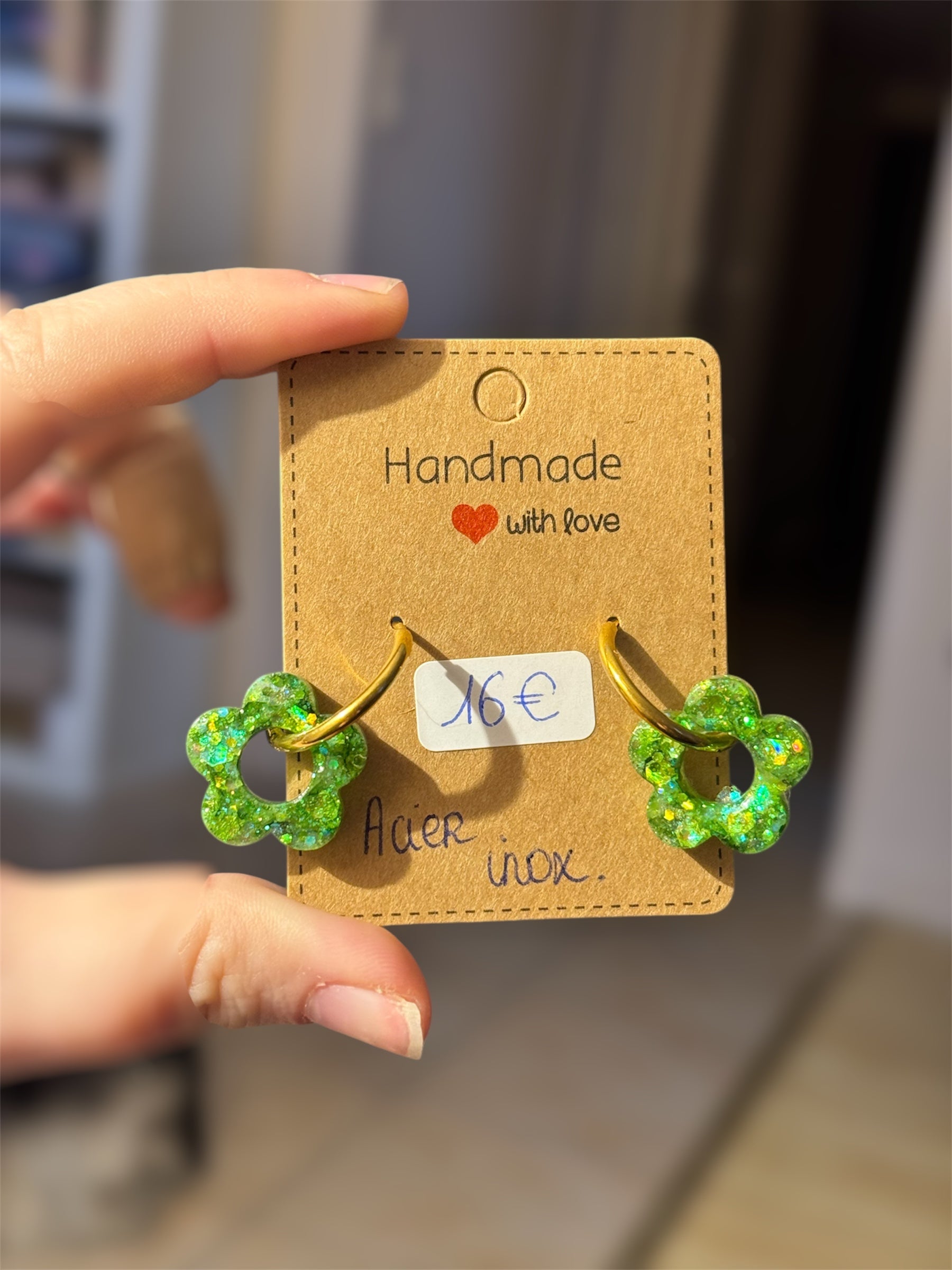 creoles acier inoxydable or fleurs resine et paillettes couleur vert pomme, boucles d'oreilles en acier chirurgical pour les oreilles sensibles, légères confortables et hypoallergéniques