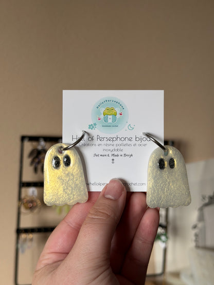 Boucles d'oreilles fantômes thème Halloween, faites à la main en résine UV avec des anneaux de créoles en acier inoxydable.