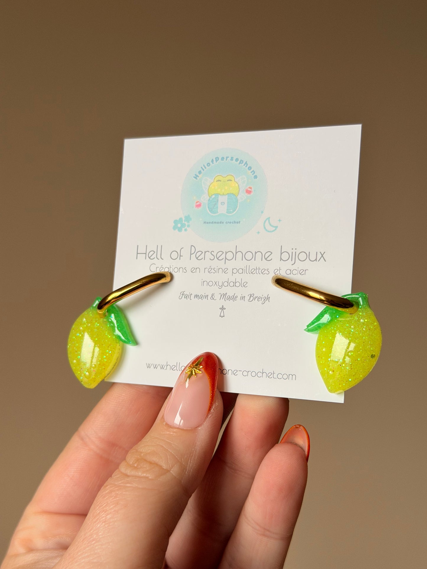 Boucles d'oreilles créoles interchangeables Citrons en Résine Paillettes Rouges et Acier Inoxydable Fait Main pour Femme

🍋 Ajoutez l'élégance délicate et pleine de pep's avec ces magnifiques boucles d'oreilles créoles interchangeables avec leurs pampilles en forme de citrons, spécialement conçues pour sublimer vos oreilles et votre style unique. L'ambiance idéale avec l'été et les citronnades qui arrivent !