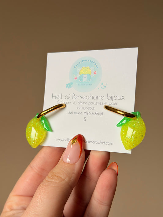 Boucles d'oreilles créoles interchangeables Citrons en Résine Paillettes Rouges et Acier Inoxydable Fait Main pour Femme

🍋 Ajoutez l'élégance délicate et pleine de pep's avec ces magnifiques boucles d'oreilles créoles interchangeables avec leurs pampilles en forme de citrons, spécialement conçues pour sublimer vos oreilles et votre style unique. L'ambiance idéale avec l'été et les citronnades qui arrivent !