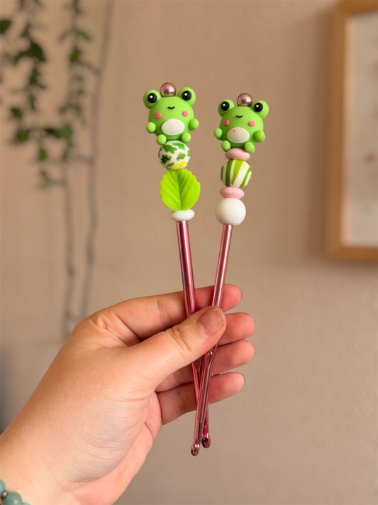 Crochet pour peluches &amp; amigurumi - crochet 6mm et 5mm pour faire du crochet - crochet kawaii grenouille 🐸🧶


Ajoute un nouveau crochet à ta collection avec ces beaux crochets et leurs perles en silicone en forme de grenouille trop mignonne !

Ils sont disponibles en 2 tailles : 5mm et 6mm