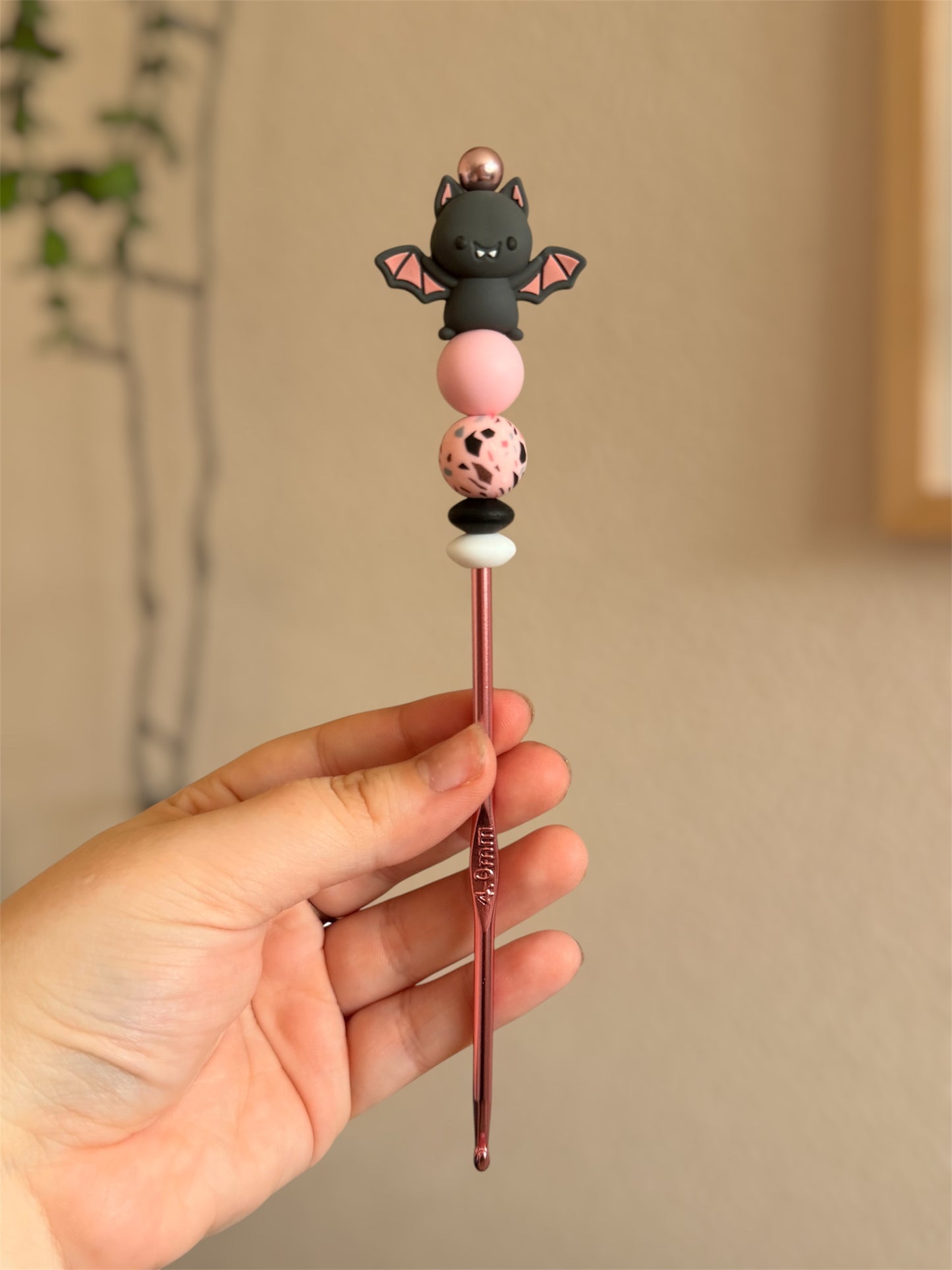 Crochet pour peluches &amp; amigurumi - crochet 3mm et 4mm pour faire du crochet - crochet kawaii halloween 🎃👻


Ajoute un nouveau crochet à ta collection avec ces beaux crochets et leurs perles en silicone en forme de fantôme et chauve-souris pour les fans de l'automne et de la saison d'Halloween ! 🎃👻