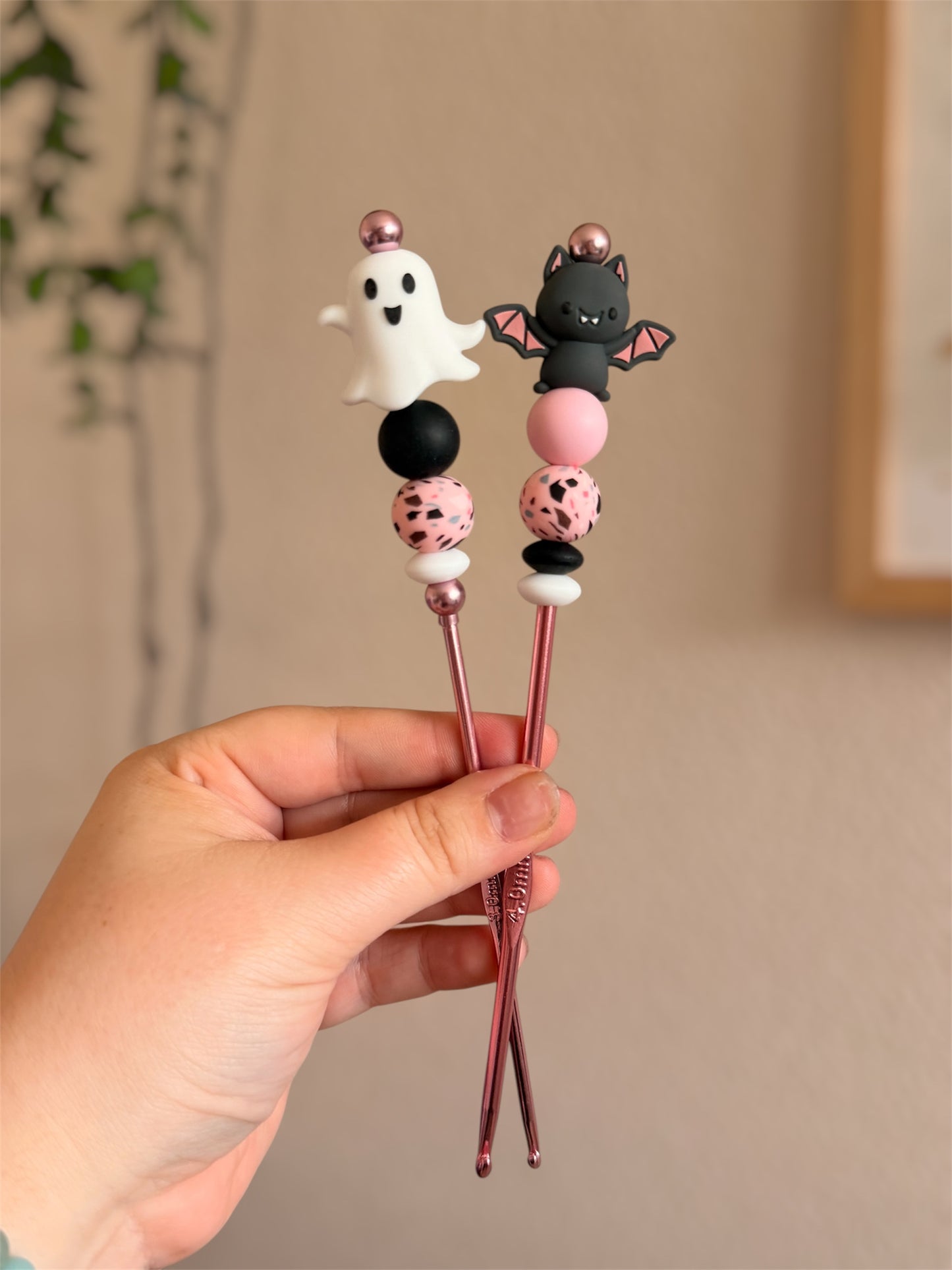 Crochet pour peluches &amp; amigurumi - crochet 3mm et 4mm pour faire du crochet - crochet kawaii halloween 🎃👻


Ajoute un nouveau crochet à ta collection avec ces beaux crochets et leurs perles en silicone en forme de fantôme et chauve-souris pour les fans de l'automne et de la saison d'Halloween ! 🎃👻