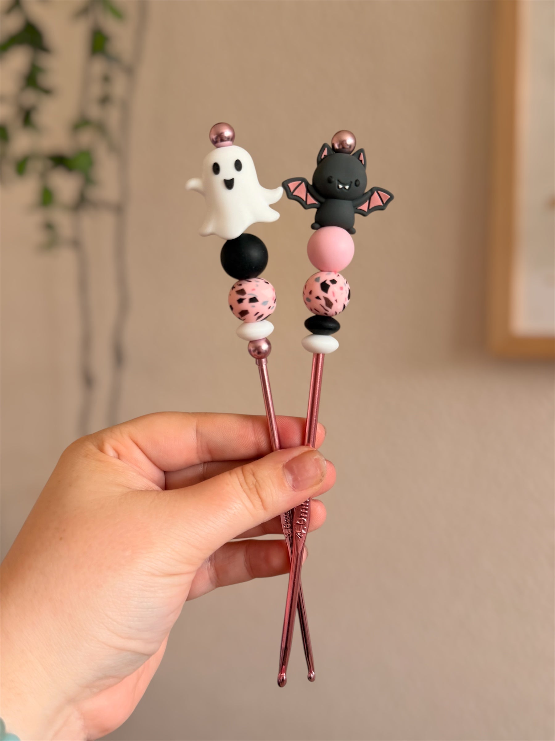 Crochet pour peluches &amp; amigurumi - crochet 3mm et 4mm pour faire du crochet - crochet kawaii halloween 🎃👻


Ajoute un nouveau crochet à ta collection avec ces beaux crochets et leurs perles en silicone en forme de fantôme et chauve-souris pour les fans de l'automne et de la saison d'Halloween ! 🎃👻