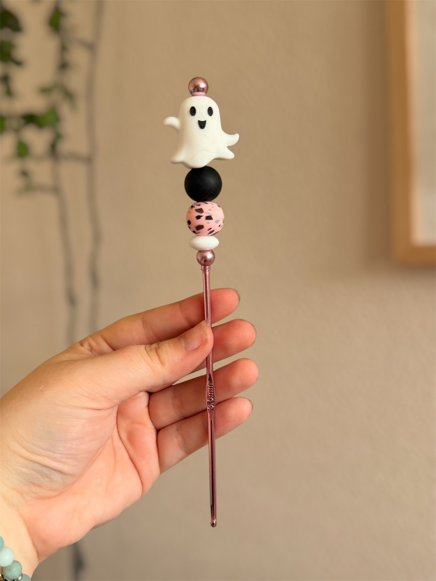 Crochet pour peluches &amp; amigurumi - crochet 3mm et 4mm pour faire du crochet - crochet kawaii halloween 🎃👻


Ajoute un nouveau crochet à ta collection avec ces beaux crochets et leurs perles en silicone en forme de fantôme et chauve-souris pour les fans de l'automne et de la saison d'Halloween ! 🎃👻