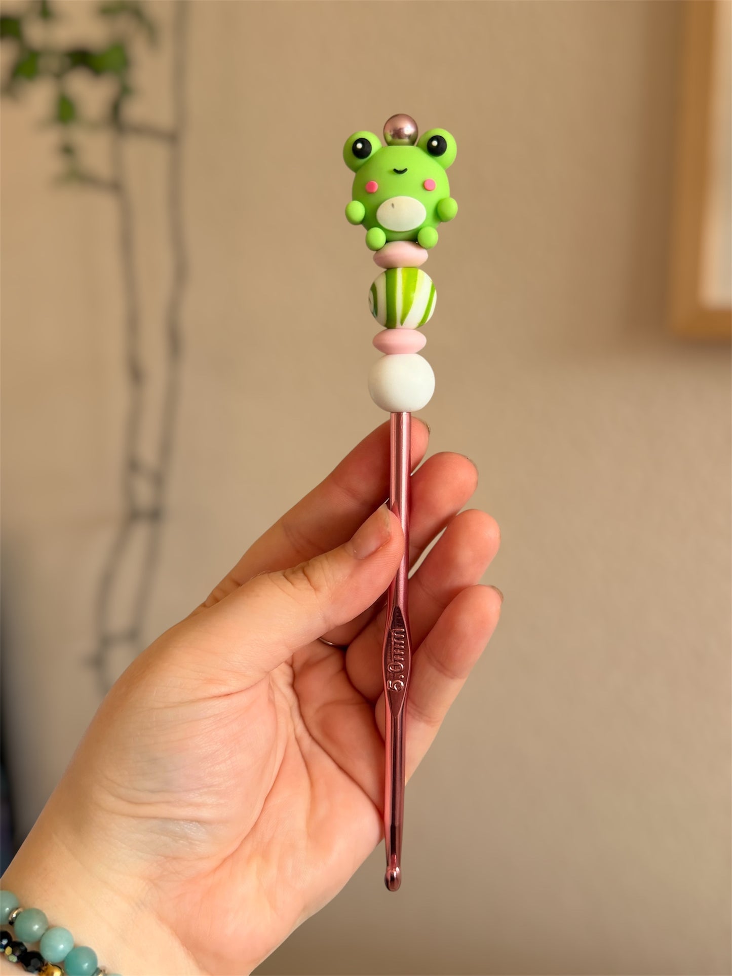 Crochet pour peluches &amp; amigurumi - crochet 6mm et 5mm pour faire du crochet - crochet kawaii grenouille 🐸🧶


Ajoute un nouveau crochet à ta collection avec ces beaux crochets et leurs perles en silicone en forme de grenouille trop mignonne !

Ils sont disponibles en 2 tailles : 5mm et 6mm