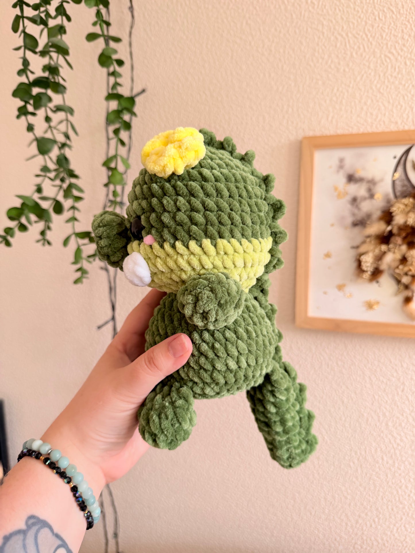 peluche crocodile faite main en crochet par une petite créatrice, couleurs vert et forme mignonne, amigurumi crocodile en crochet
