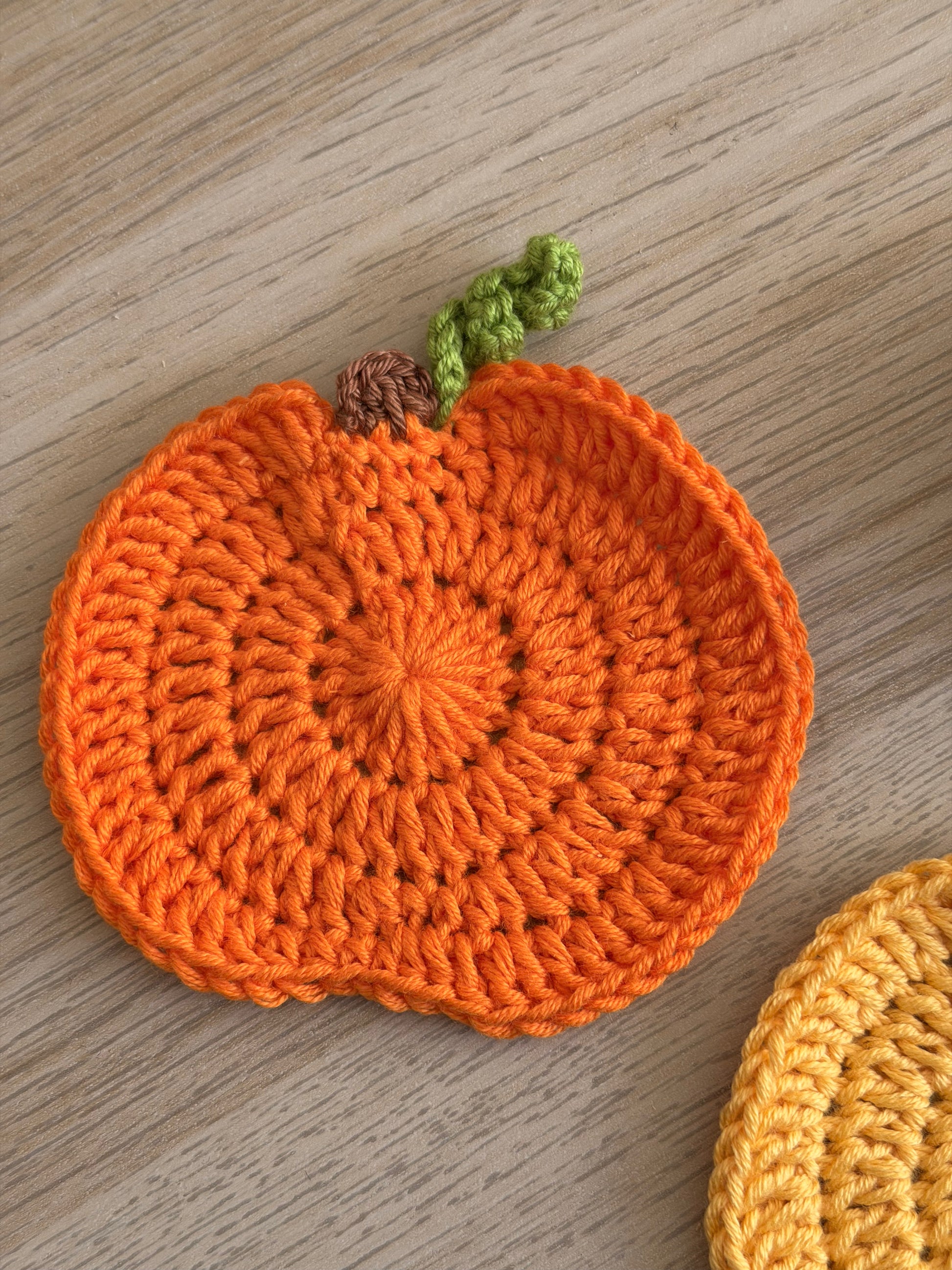 dessous de tasse ou dessous de verre citrouille orange en crochet fait main