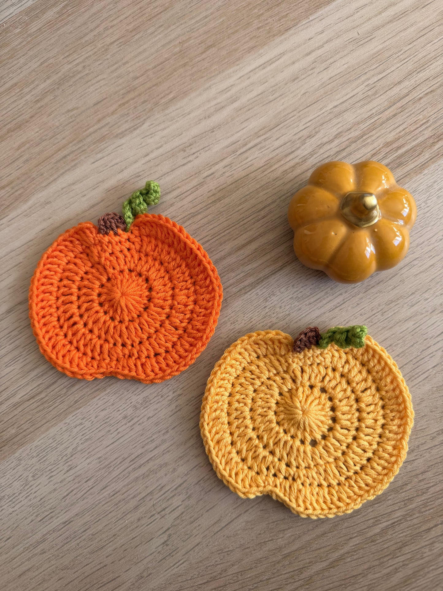 dessous de tasse ou dessous de verre citrouille en crochet fait main