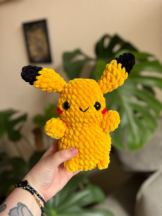 peluche Pikachu au crochet amigurumi fait main