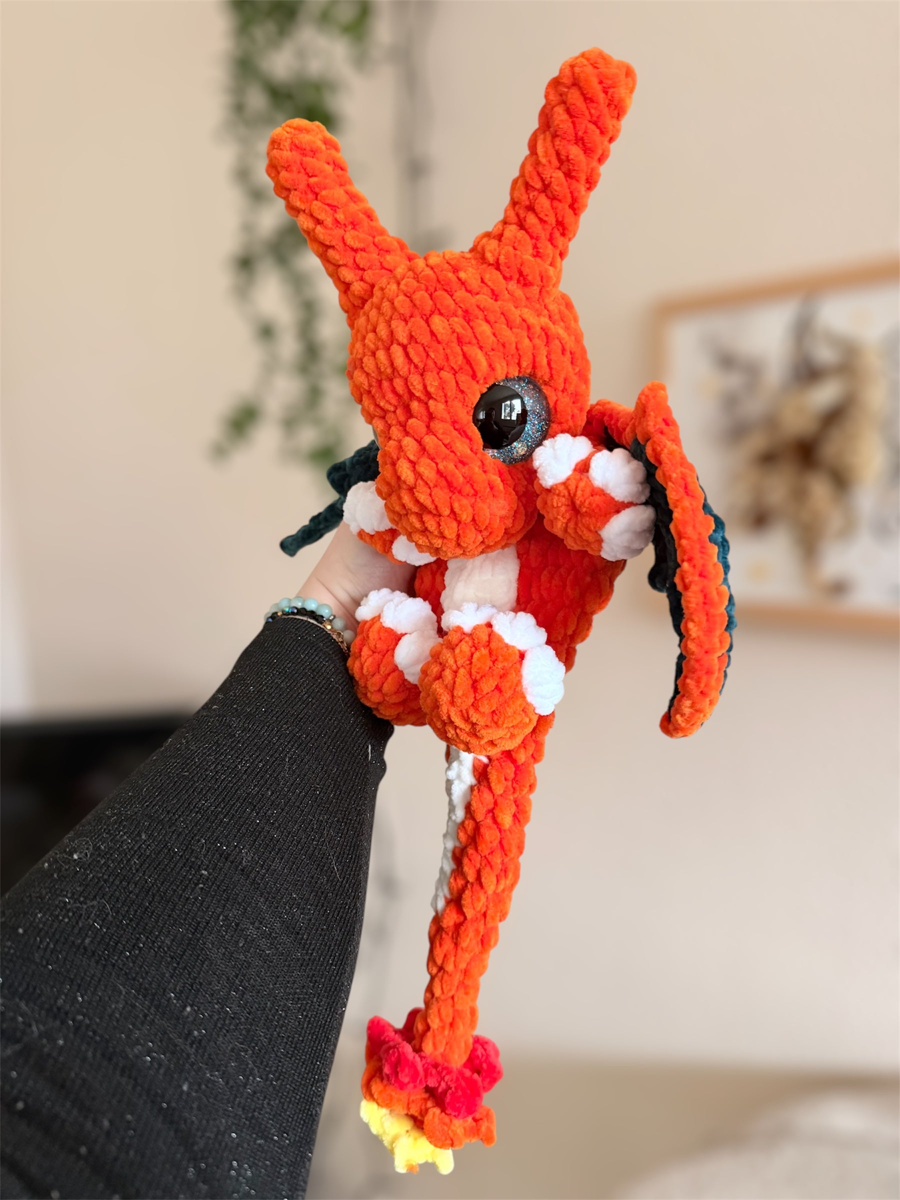 Peluche Dracaufeu (Charizard) au Crochet – Amigurumi Pokémon fait main

Craquez pour cette peluche Dracaufeu (Charizard) au crochet, une création artisanale unique inspirée de l’univers Pokémon et crochetée à la main par mes soins.

Un Pokémon de collection en version crochet

Crochetée avec de laine chenille et de rembourrage ouate certifiés Oeko-Tex, cette peluche Dracaufeu combine douceur inégalable et sécurité. 