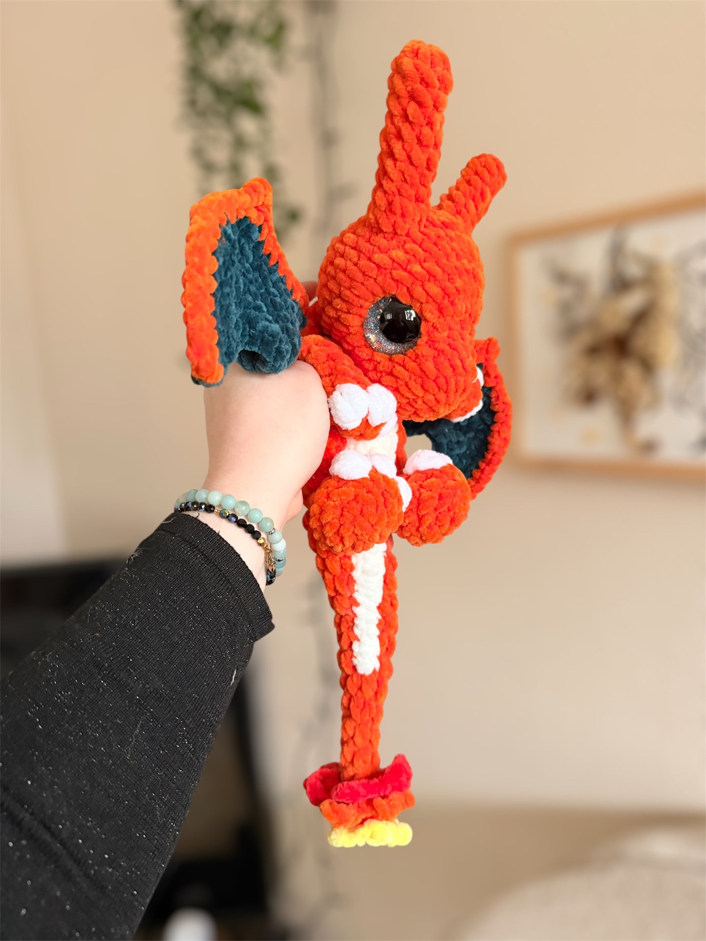 Peluche Dracaufeu (Charizard) au Crochet – Amigurumi Pokémon fait main

Craquez pour cette peluche Dracaufeu (Charizard) au crochet, une création artisanale unique inspirée de l’univers Pokémon et crochetée à la main par mes soins.

Un Pokémon de collection en version crochet

Crochetée avec de laine chenille et de rembourrage ouate certifiés Oeko-Tex, cette peluche Dracaufeu combine douceur inégalable et sécurité. 