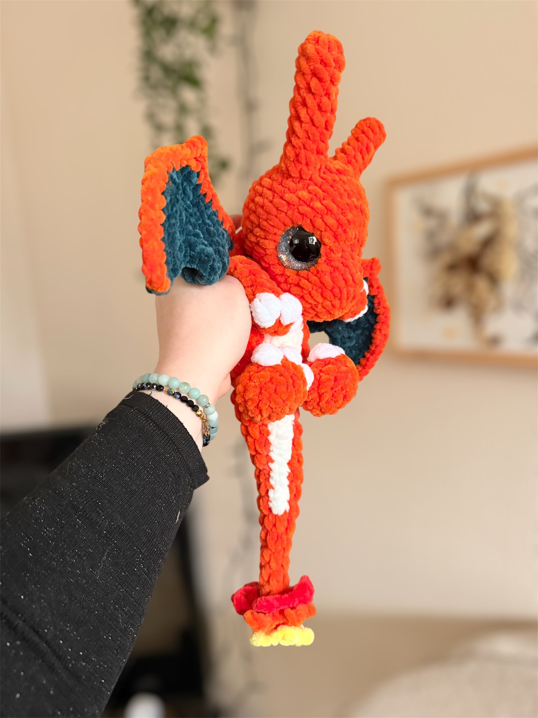 Peluche Dracaufeu (Charizard) au Crochet – Amigurumi Pokémon fait main

Craquez pour cette peluche Dracaufeu (Charizard) au crochet, une création artisanale unique inspirée de l’univers Pokémon et crochetée à la main par mes soins.

Un Pokémon de collection en version crochet

Crochetée avec de laine chenille et de rembourrage ouate certifiés Oeko-Tex, cette peluche Dracaufeu combine douceur inégalable et sécurité. 