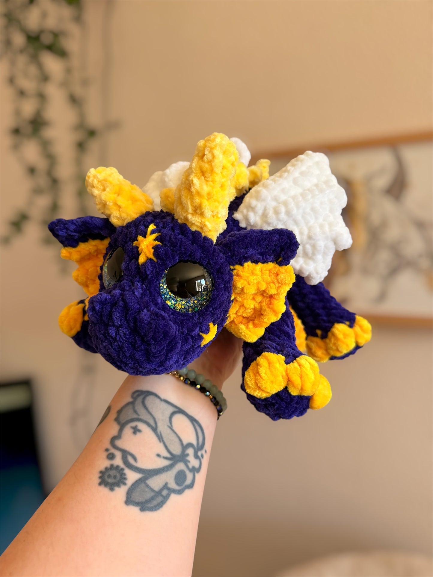 peluche dragon en crochet fait main, amigurumi dragon fait main, peluche dragon bleu couleurs galaxie