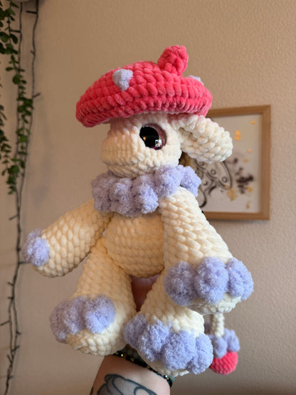 Ajoutez une touche de magie à votre quotidien avec cette peluche dragon au crochet, réalisée entièrement à la main dans des tons inspirés de l’automne et de la chasse aux champignons. 🍄

Crochetée avec un fil chenille certifié Oeko-Tex et rembourrée de ouate hypoallergénique, cet amigurumi dragon&nbsp;convient aux collectionneurs comme aux amateurs de dragons et de cottagecore.