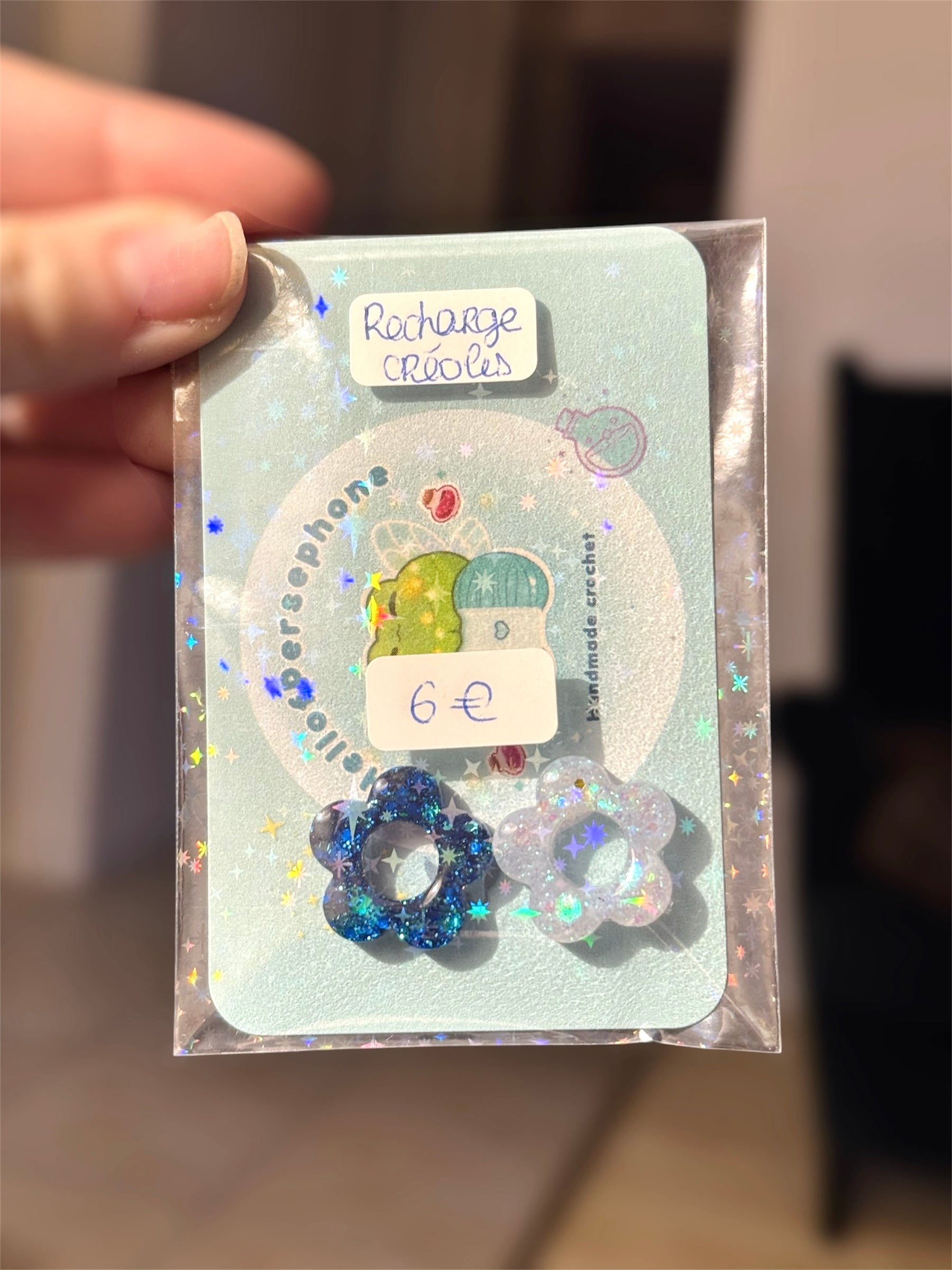 fleurs bleues et blanches individuelles en résine et paillettes pour créoles, vendues par deux sans les créoles en acier inoxydable, boucles d'oreilles créoles personnalisables
