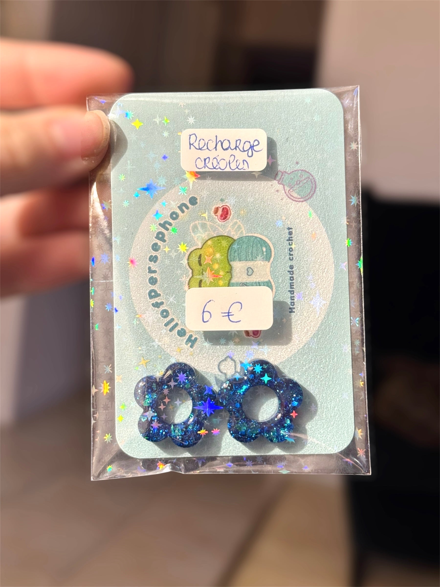 fleurs bleues individuelles en résine et paillettes pour créoles, vendues par deux sans les créoles en acier inoxydable, boucles d'oreilles créoles personnalisables