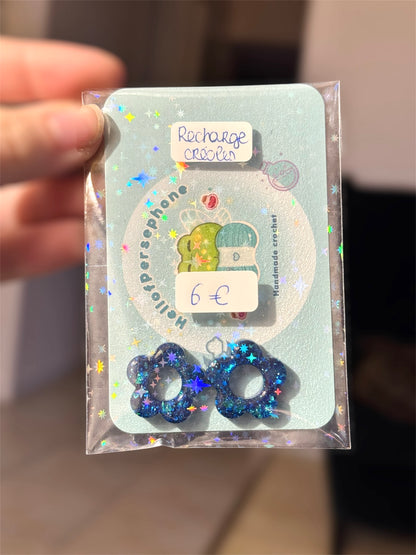 fleurs bleues individuelles en résine et paillettes pour créoles, vendues par deux sans les créoles en acier inoxydable, boucles d'oreilles créoles personnalisables