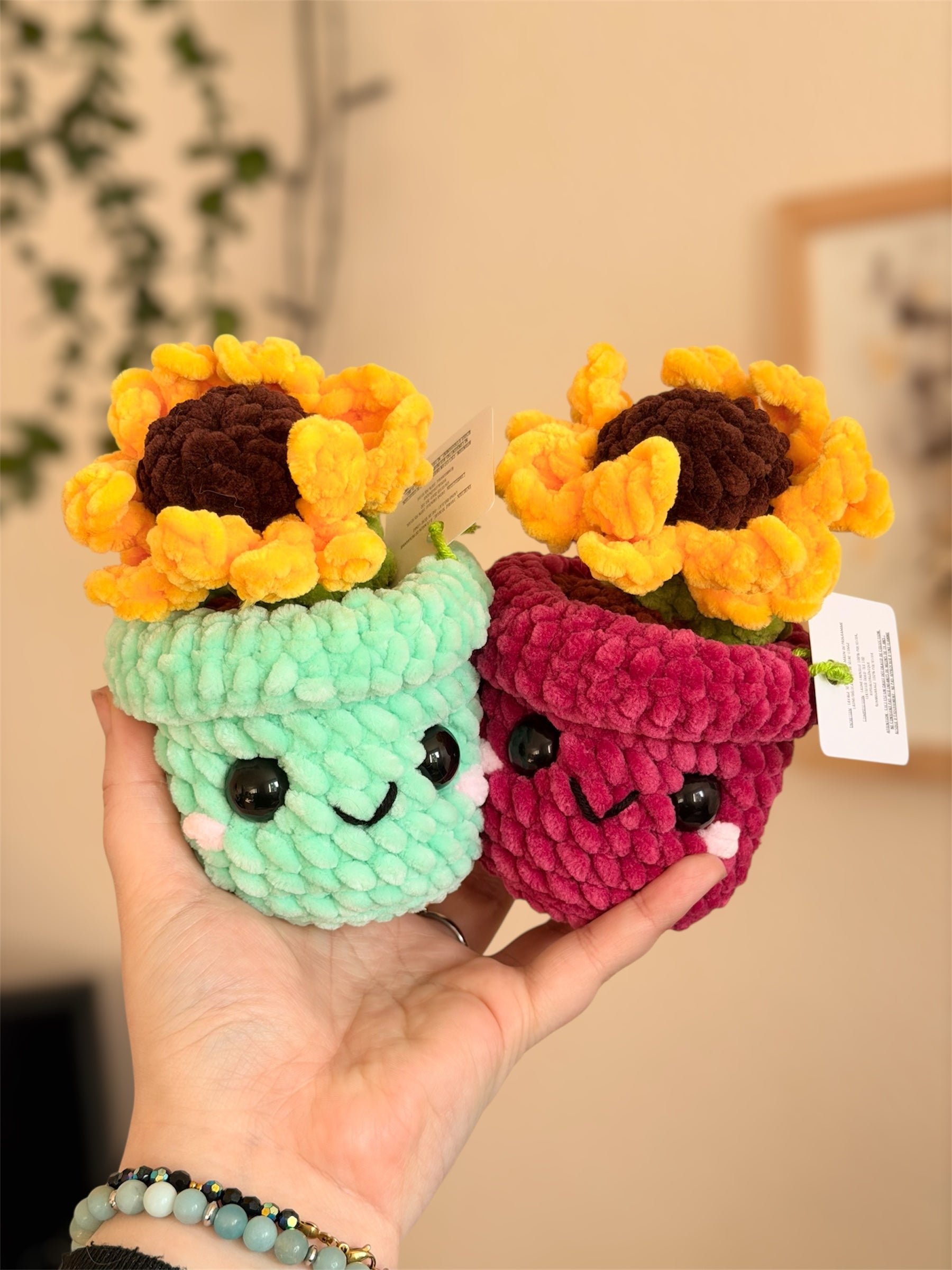 pot de fleurs avec sa fleur tournesol en crochet, entièrement fait main par une petite créatrice, couleur du pot de fleur personnalisable