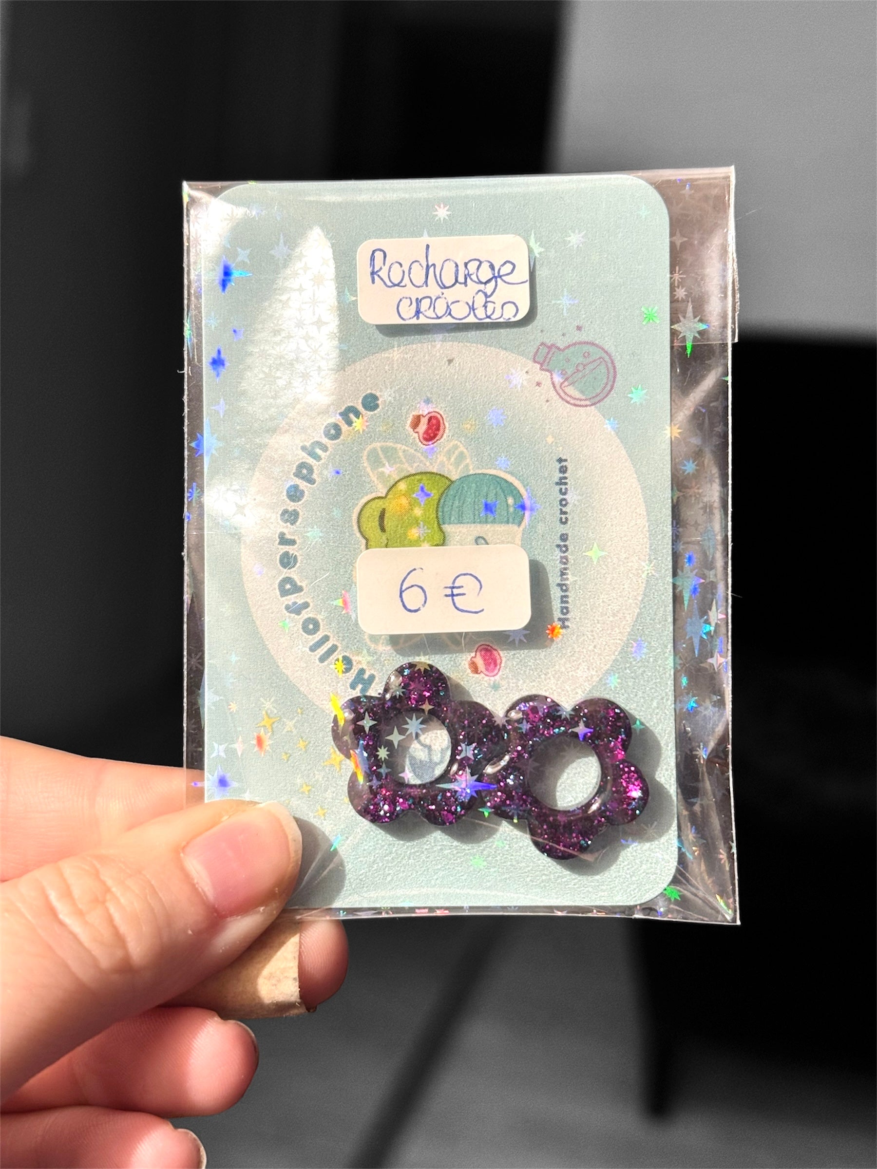 fleurs violettes individuelles en résine et paillettes pour créoles, vendues par deux sans les créoles en acier inoxydable, boucles d'oreilles créoles personnalisables
