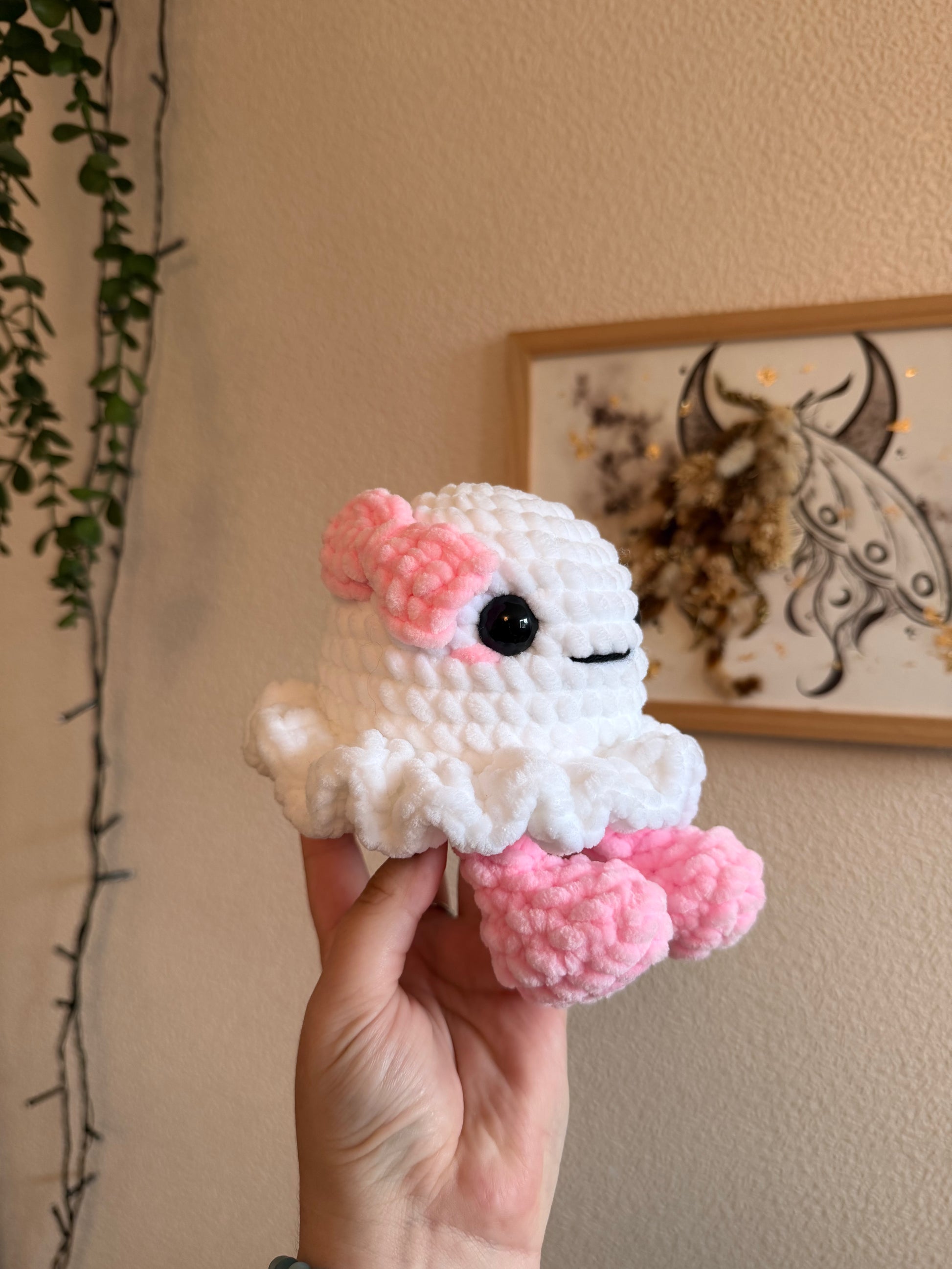 Craquez pour cette peluche fantôme girly en crochet, une création artisanale unique crochetée à la main par mes soins. Douce et idéale pour la serrer toute contre soi pour une séance de câlins, ce fantôme ravira les amoureux d'Halloween et de l'automne !

Crochetée avec de laine chenille et de rembourrage ouate certifiés Oeko-Tex&nbsp;✅, cette peluche fantôme&nbsp;combine douceur inégalable et sécurité. Chaque exemplaire est crocheté en France avec soin dans mon petit atelier en Bretagne, faisant de votre c