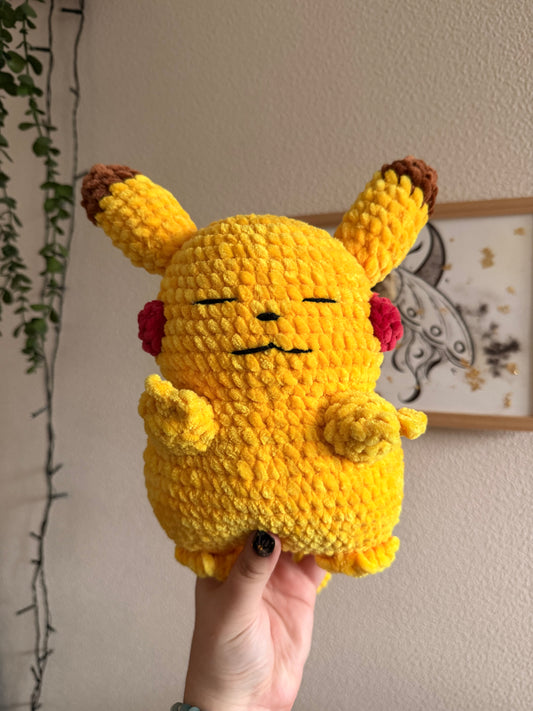 Peluche Pikachu au Crochet – Amigurumi Pokémon fait main

Craquez pour cette peluche Pikachu en crochet, une création artisanale unique inspirée de l’univers Pokémon et crochetée à la main par mes soins. Douce et idéale pour la serrer toute contre soi pour une séance de câlins, cette souris électrique ravira les fans de Pokémon !
