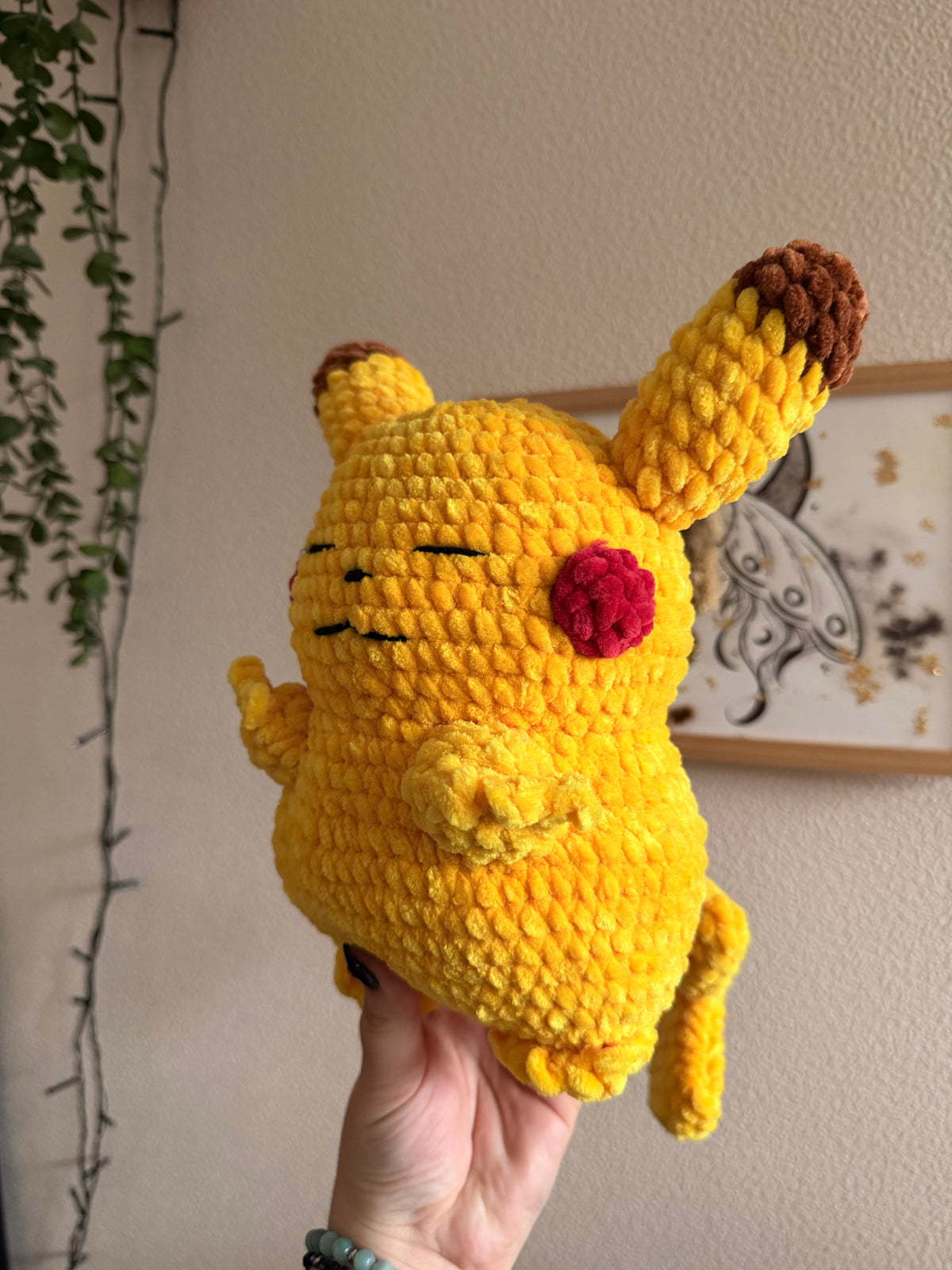 Peluche Pikachu au Crochet – Amigurumi Pokémon fait main

Craquez pour cette peluche Pikachu en crochet, une création artisanale unique inspirée de l’univers Pokémon et crochetée à la main par mes soins. Douce et idéale pour la serrer toute contre soi pour une séance de câlins, cette souris électrique ravira les fans de Pokémon !